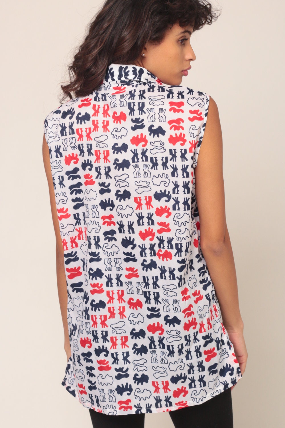 70s Abstract Print Sleeveless Blouse Button-Up Collar Red White Blue Medium
