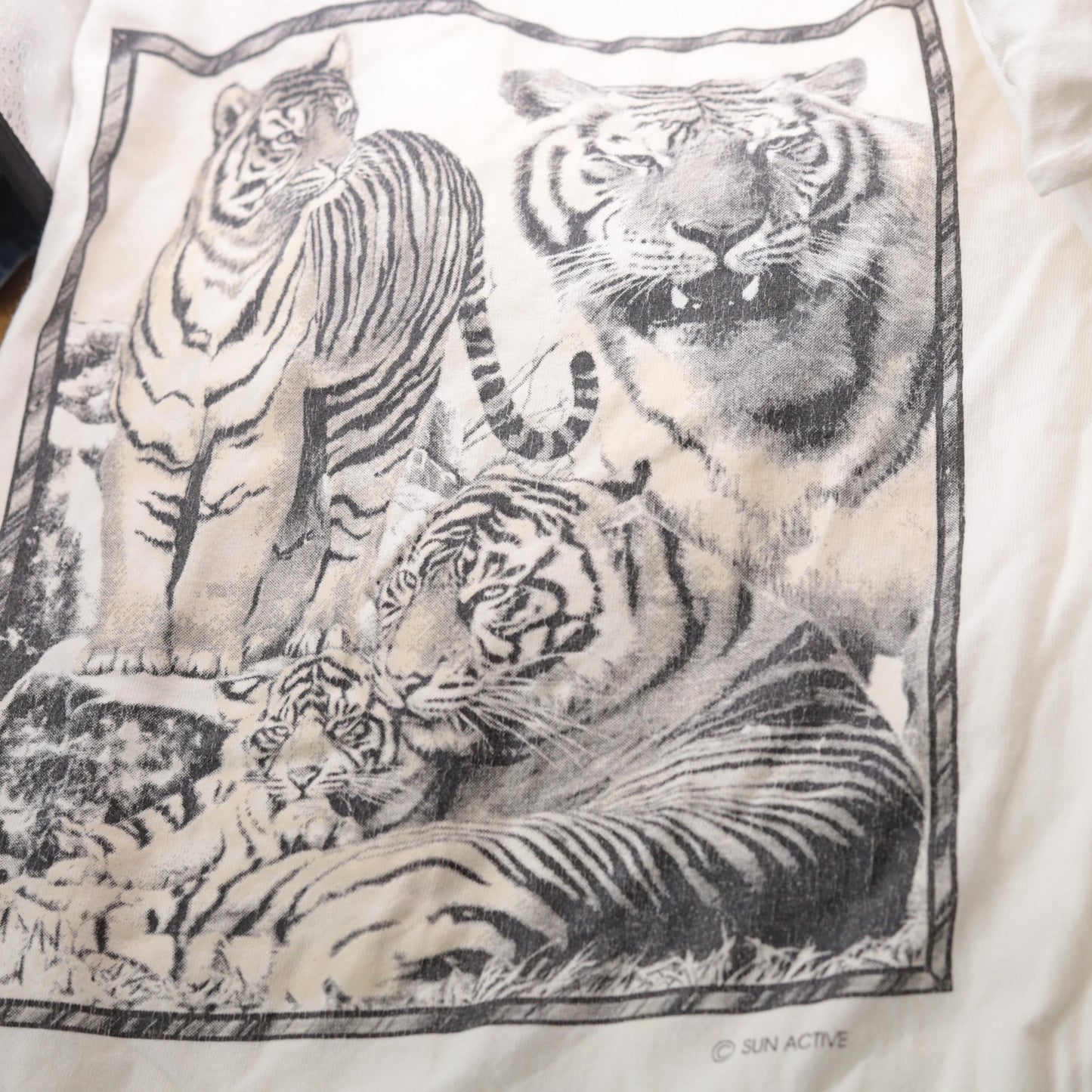 90s Tiger Graphic T-Shirt White UV Colorizing Crewneck Tee Large