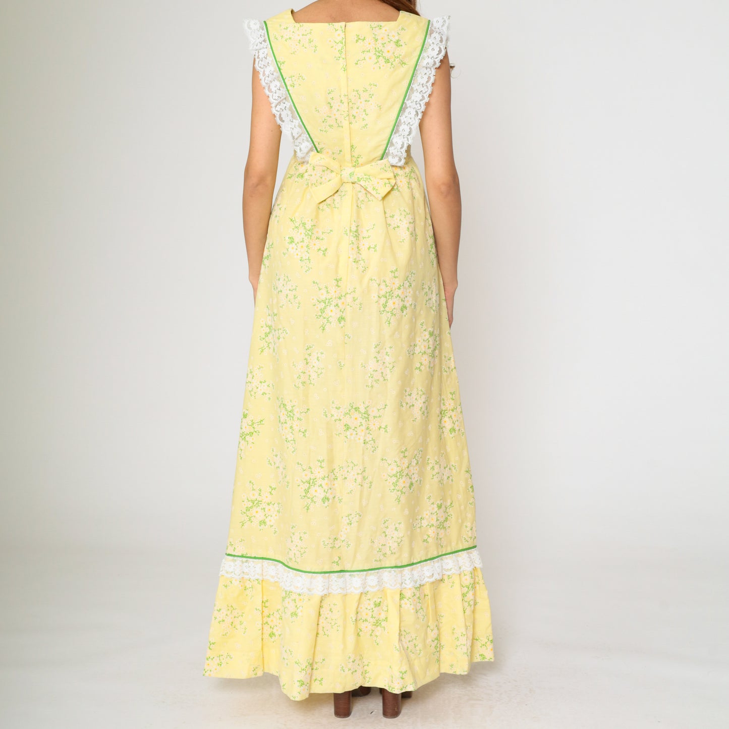1970s Yellow Floral Prairie Dress with Lace Trim S