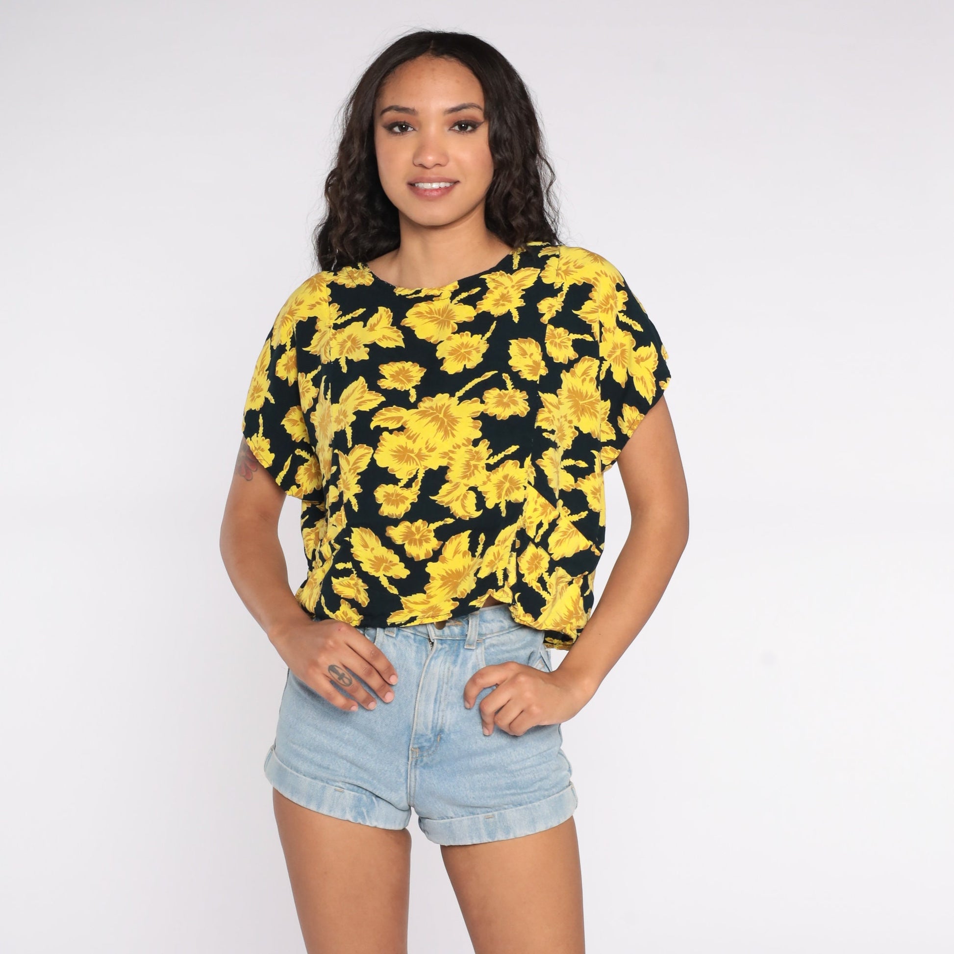 90s Yellow Floral Rayon Shirt Short Sleeve Blouse Small