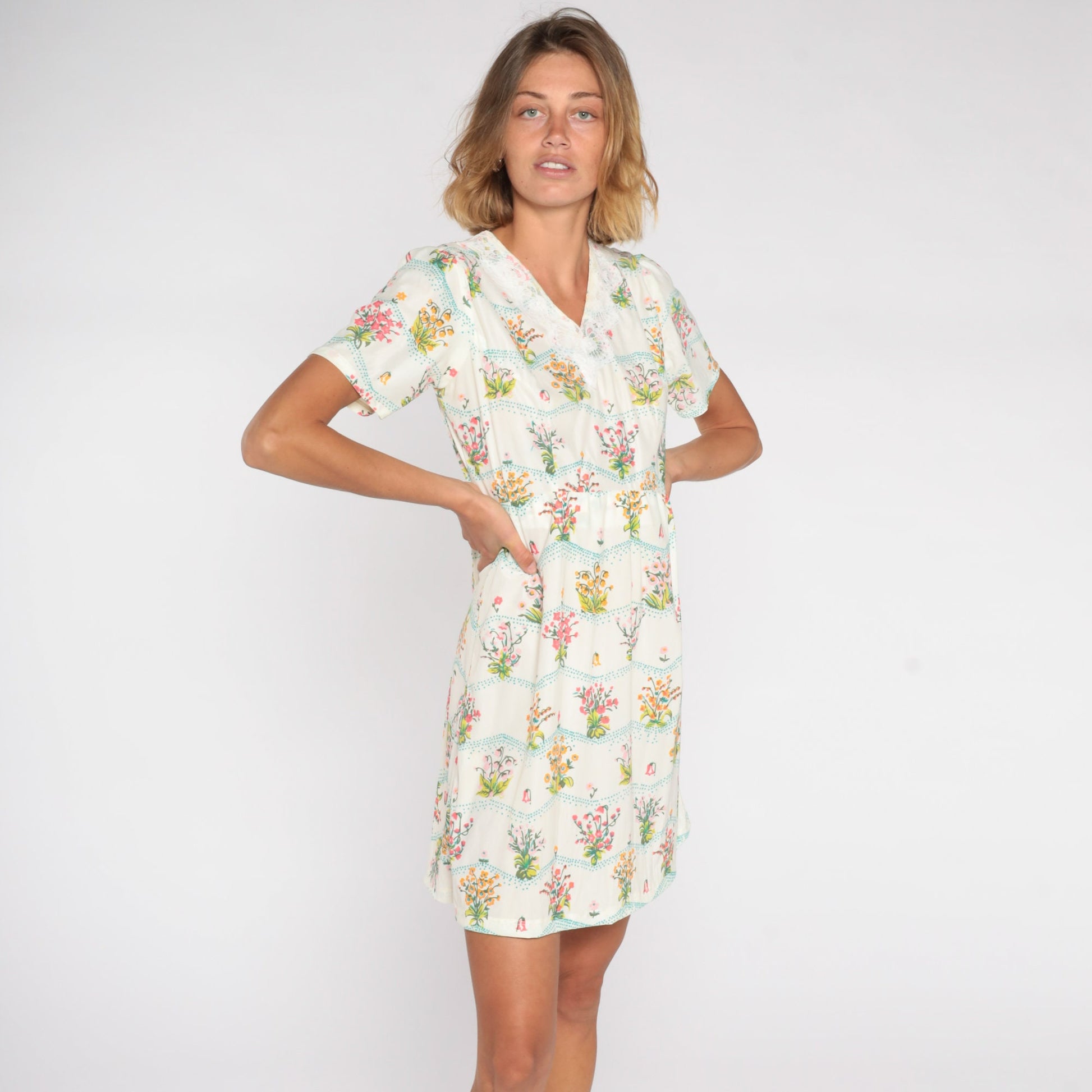 60s Floral Shift Dress White Wildflower Print V-Neck Lace Trim Medium