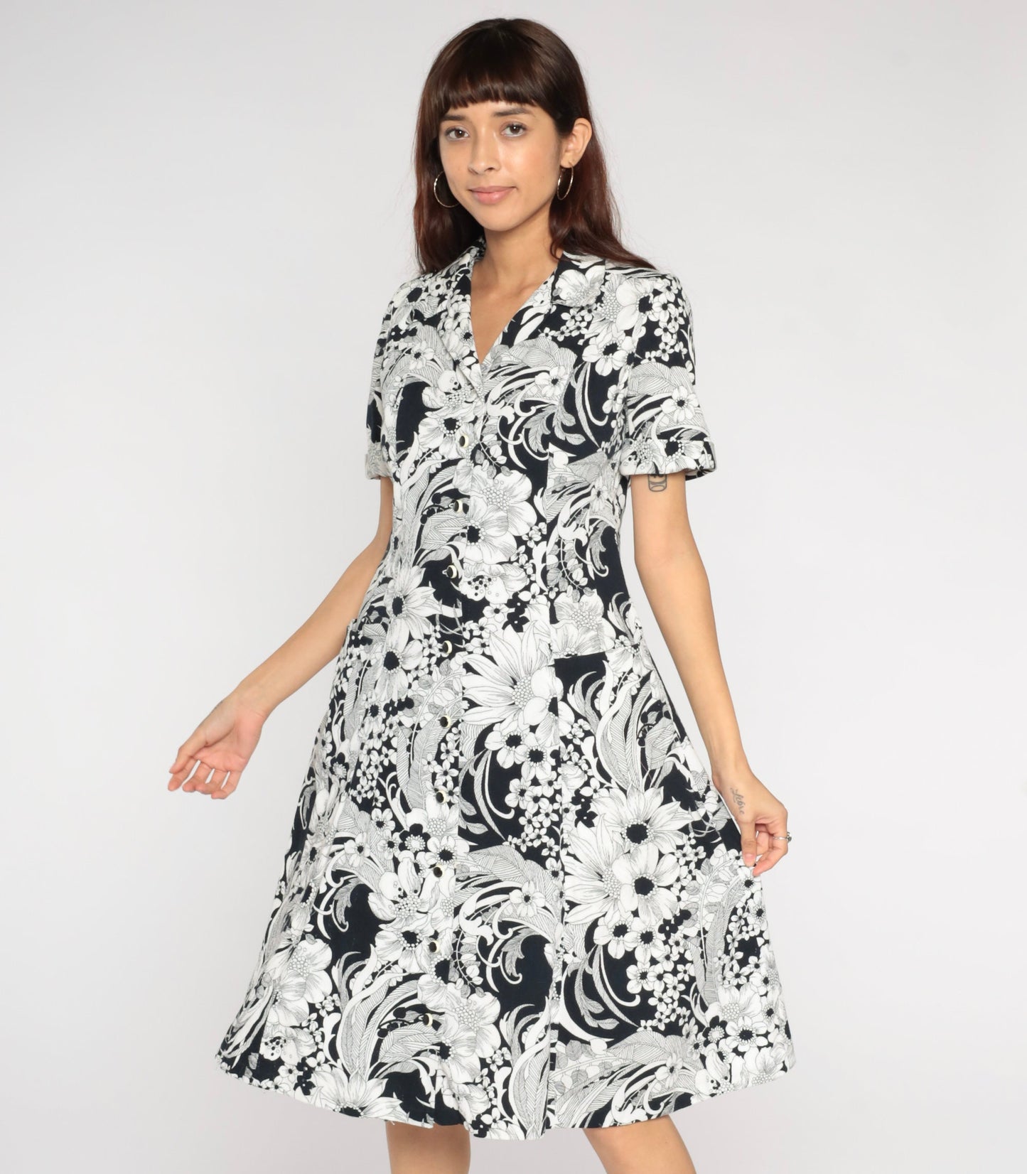 70s Black White Floral Shift Dress Knee Length Button Up Collar Short Sleeve Medium