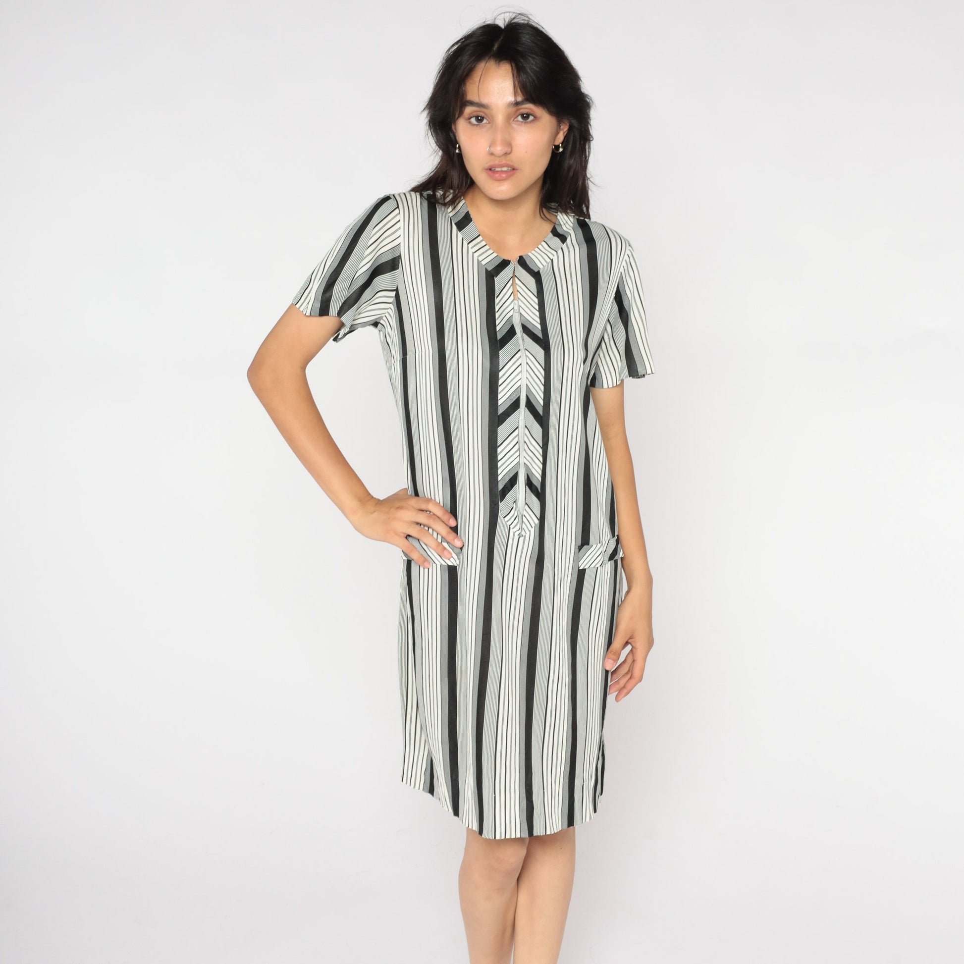 70s Black White Striped Shift Minidress Mod Chevron Short Sleeve Zip Medium M