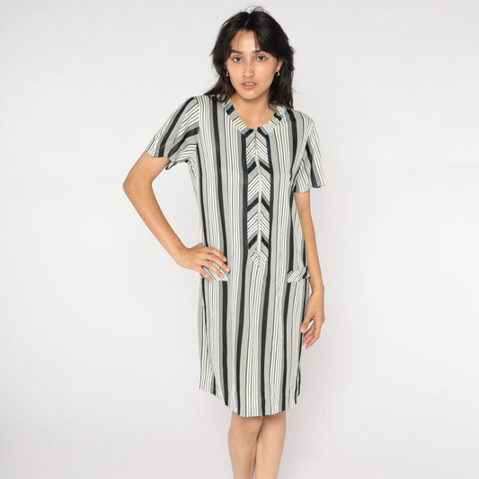 70s Black White Striped Shift Minidress Mod Chevron Short Sleeve Zip Medium M