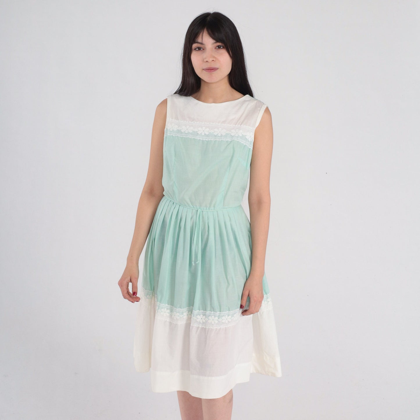 1960s White Green Lace Trim Sleeveless Dress Tie Belt Pleated Knee Length Small