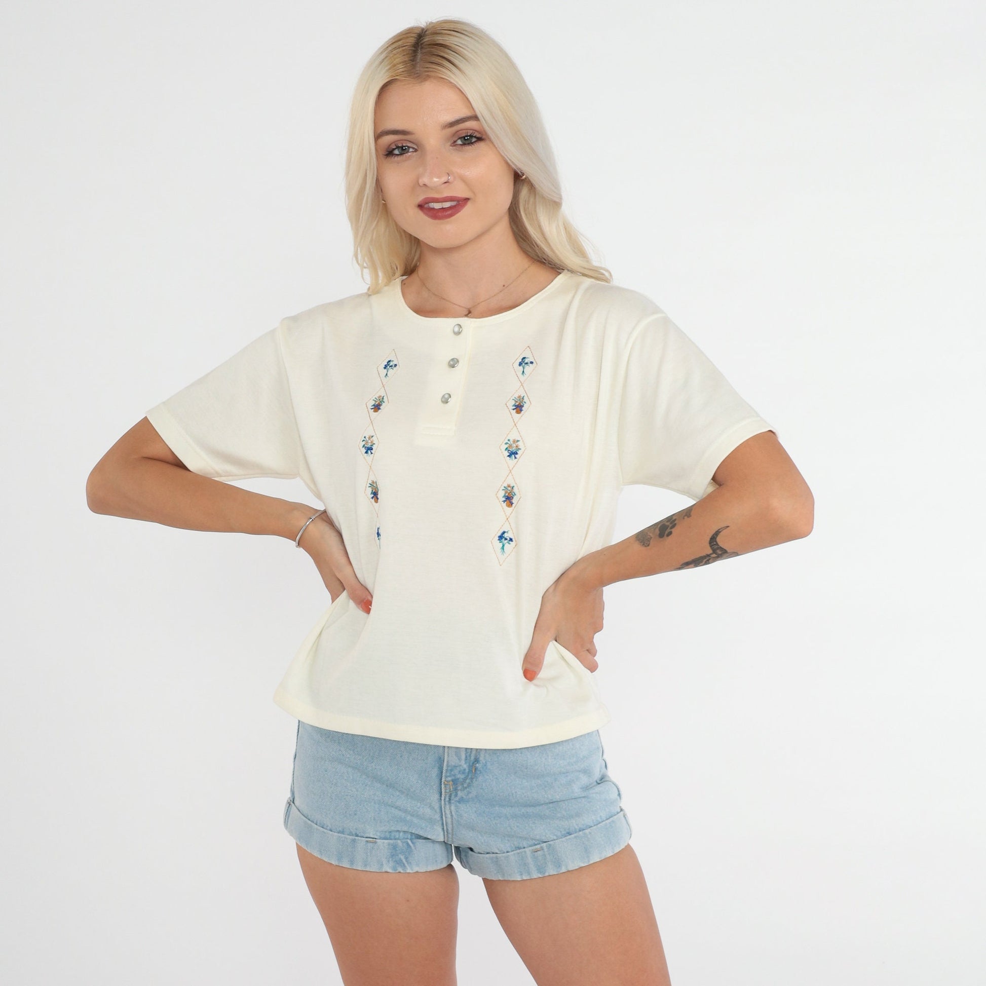 90s Floral Embroidered Henley Cream Snap-Up Tee Short Sleeve Medium M
