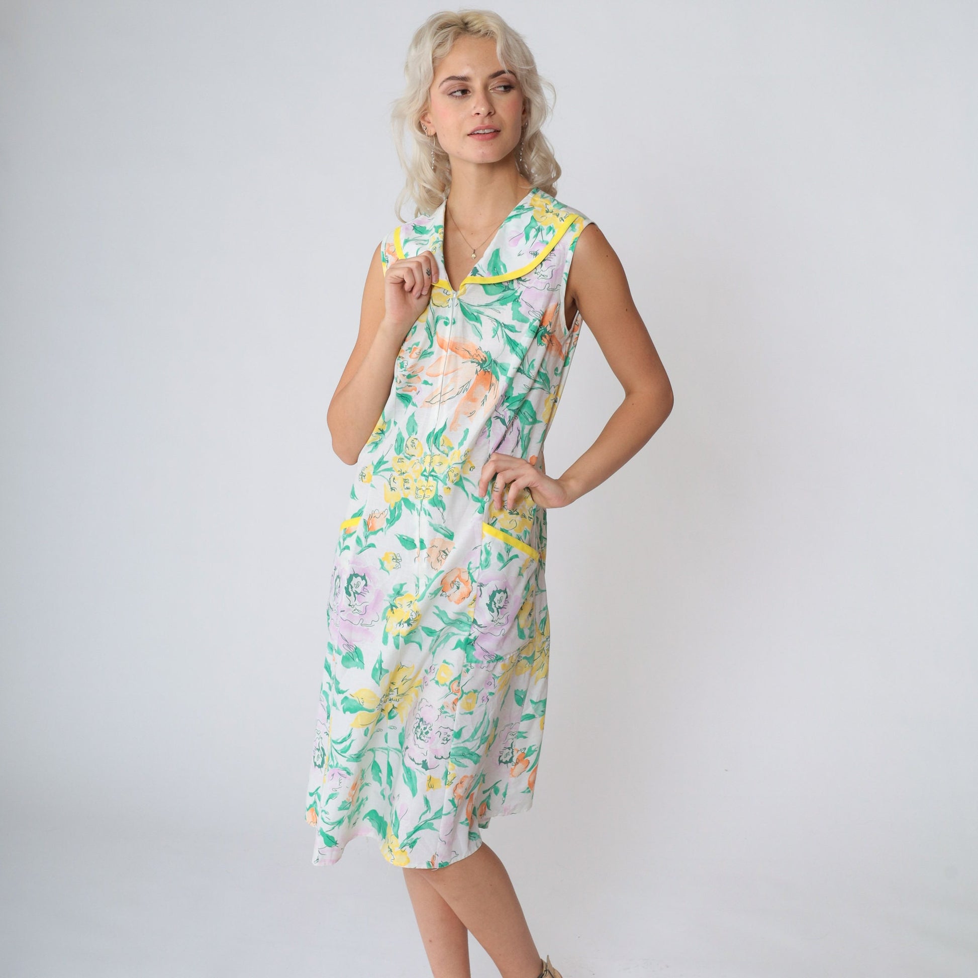 1970s White Floral Shift Dress Rounded Collar Zip Front Knee Length Small S