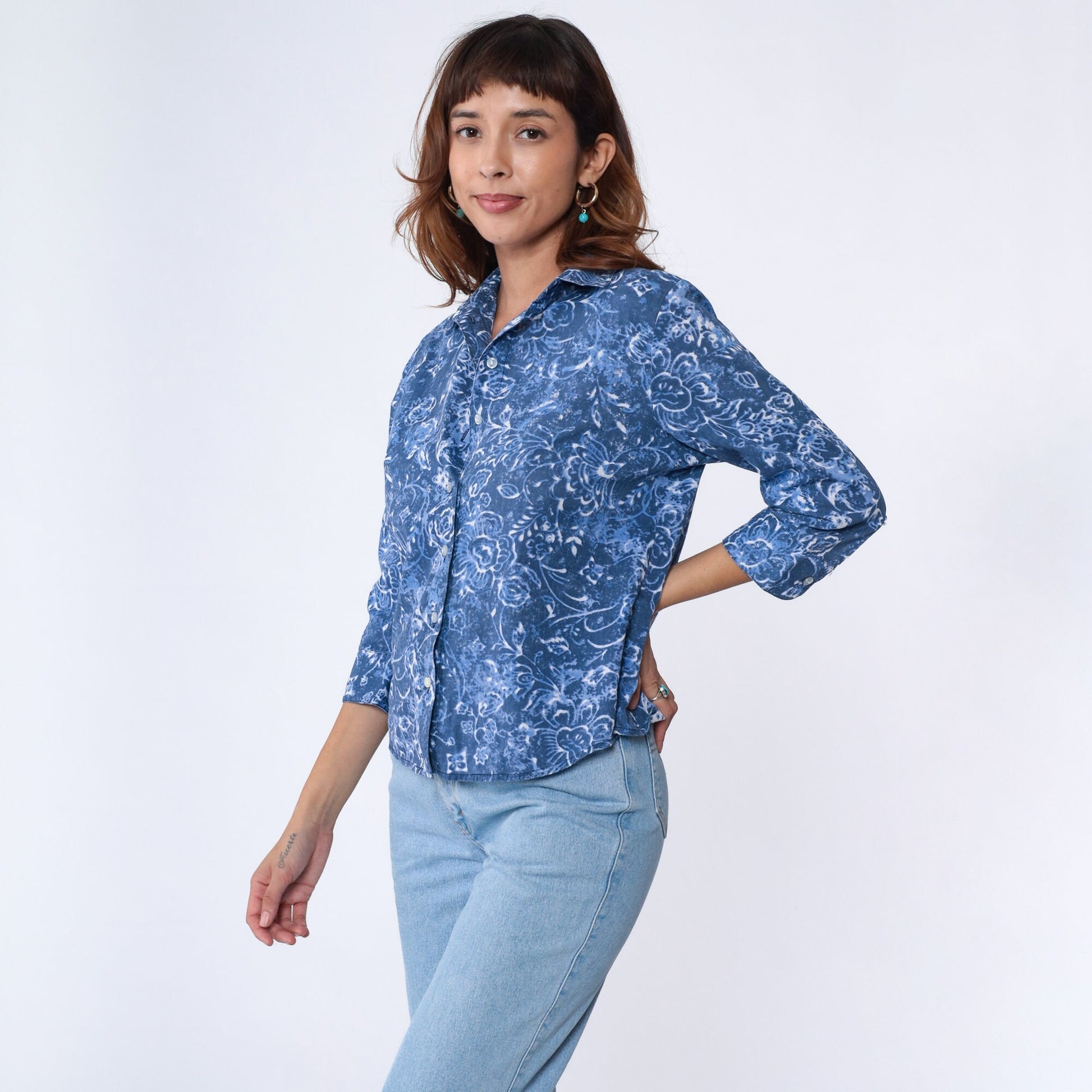 90s Blue Floral Batik Button-Up Blouse 3/4 Sleeve Shirt Medium
