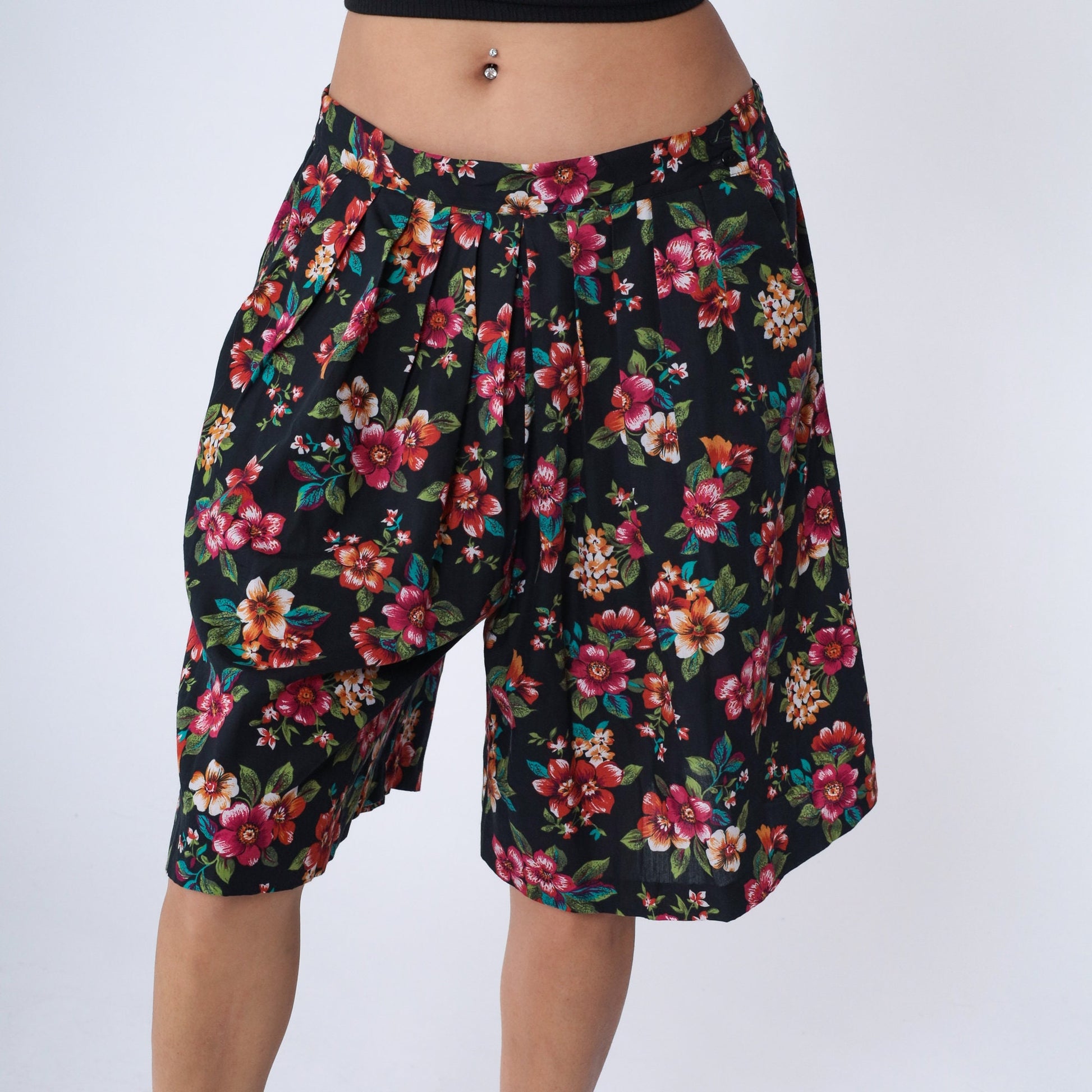 90s Black Floral Print High-Waist Pleated Shorts Bermuda Large L