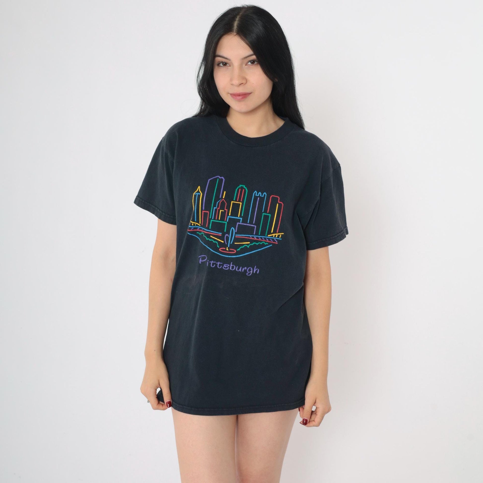 90s Pittsburgh Cityscape Graphic T-Shirt Black Cotton Crewneck Medium
