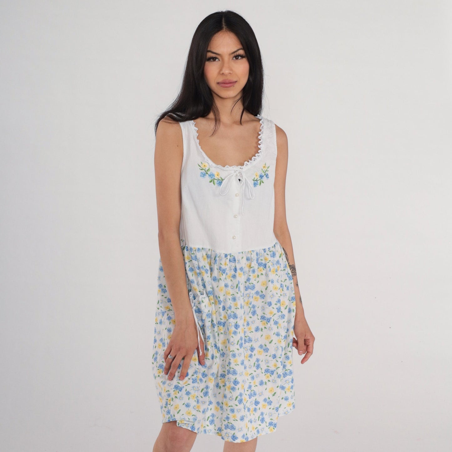 Y2K White Floral Mini Dress Embroidered Lace Trim High Waist Button Front Medium