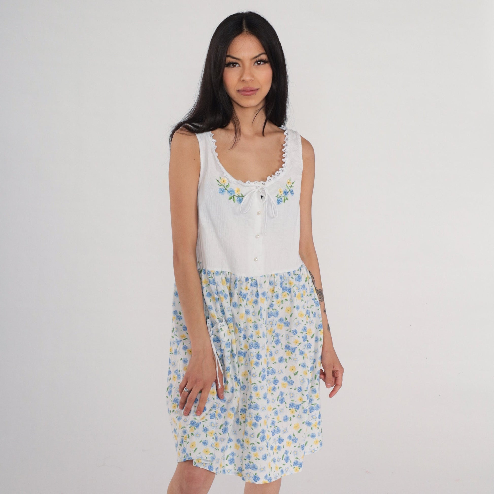 Y2K White Floral Mini Dress Embroidered Lace Trim High Waist Button Front Medium