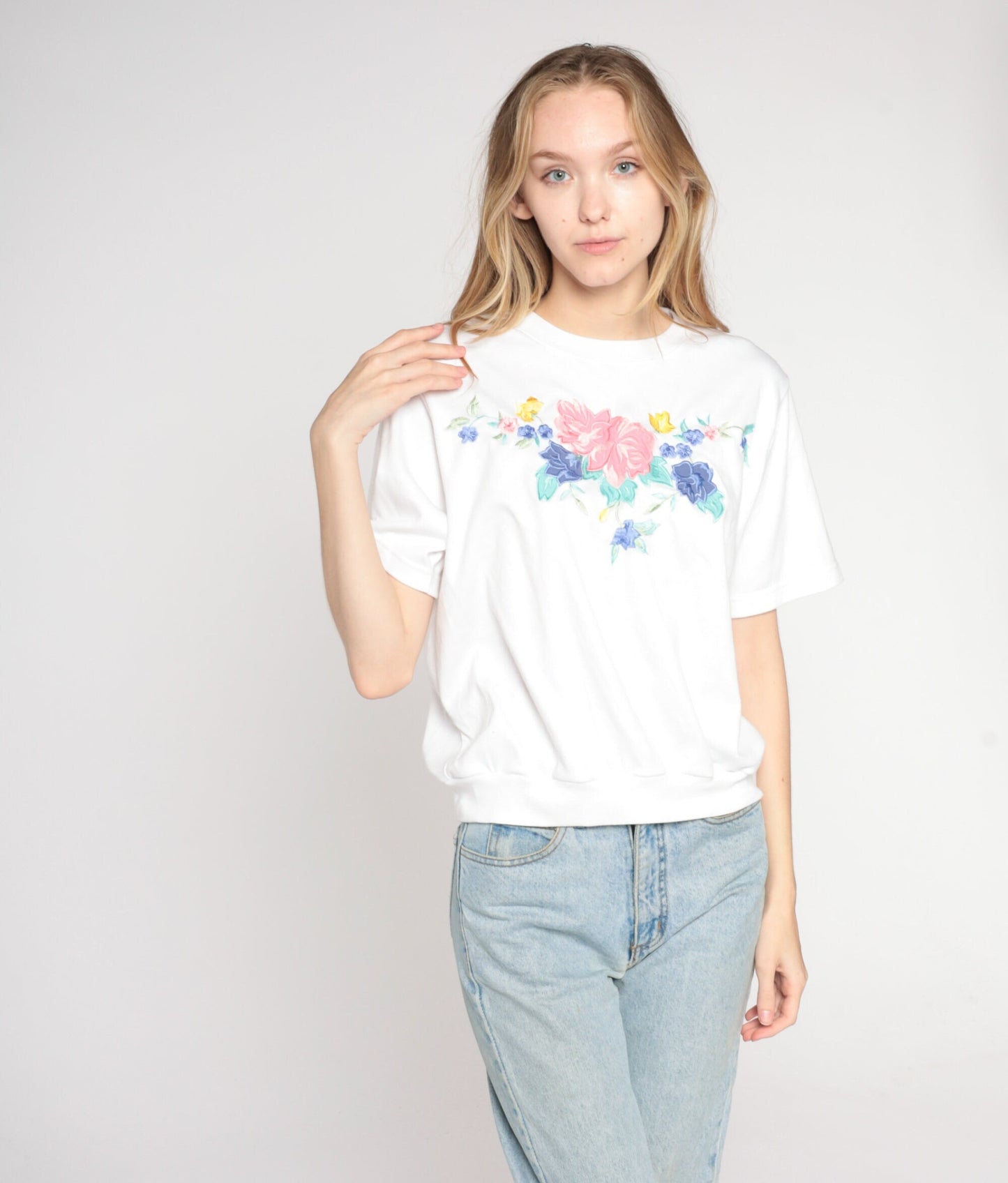 80s White Embroidered Floral Top Short Sleeve Banded Hem Medium