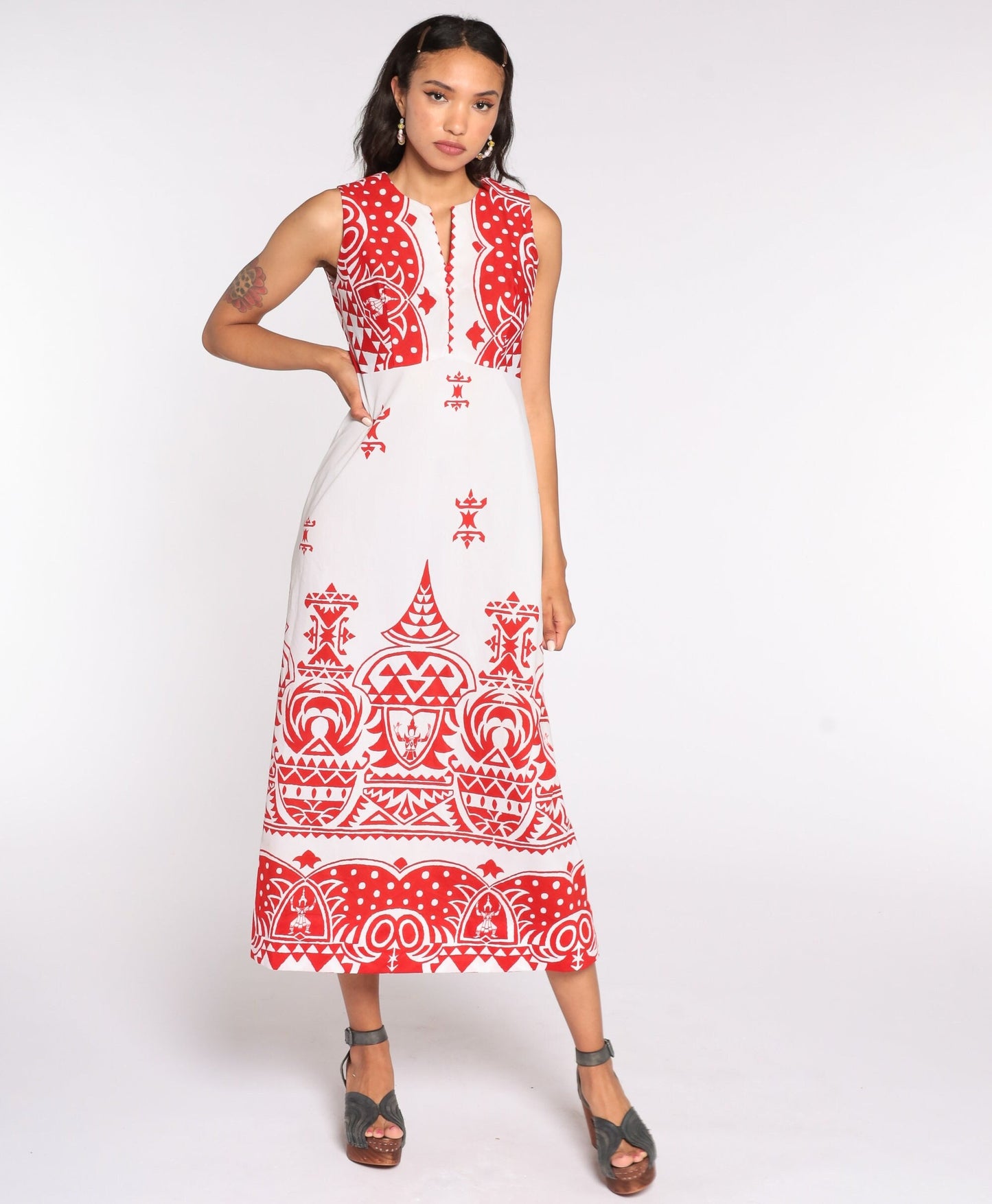 70s Maxi Dress Hindu God Print V-Neck Empire Waist Sleeveless Red White Medium