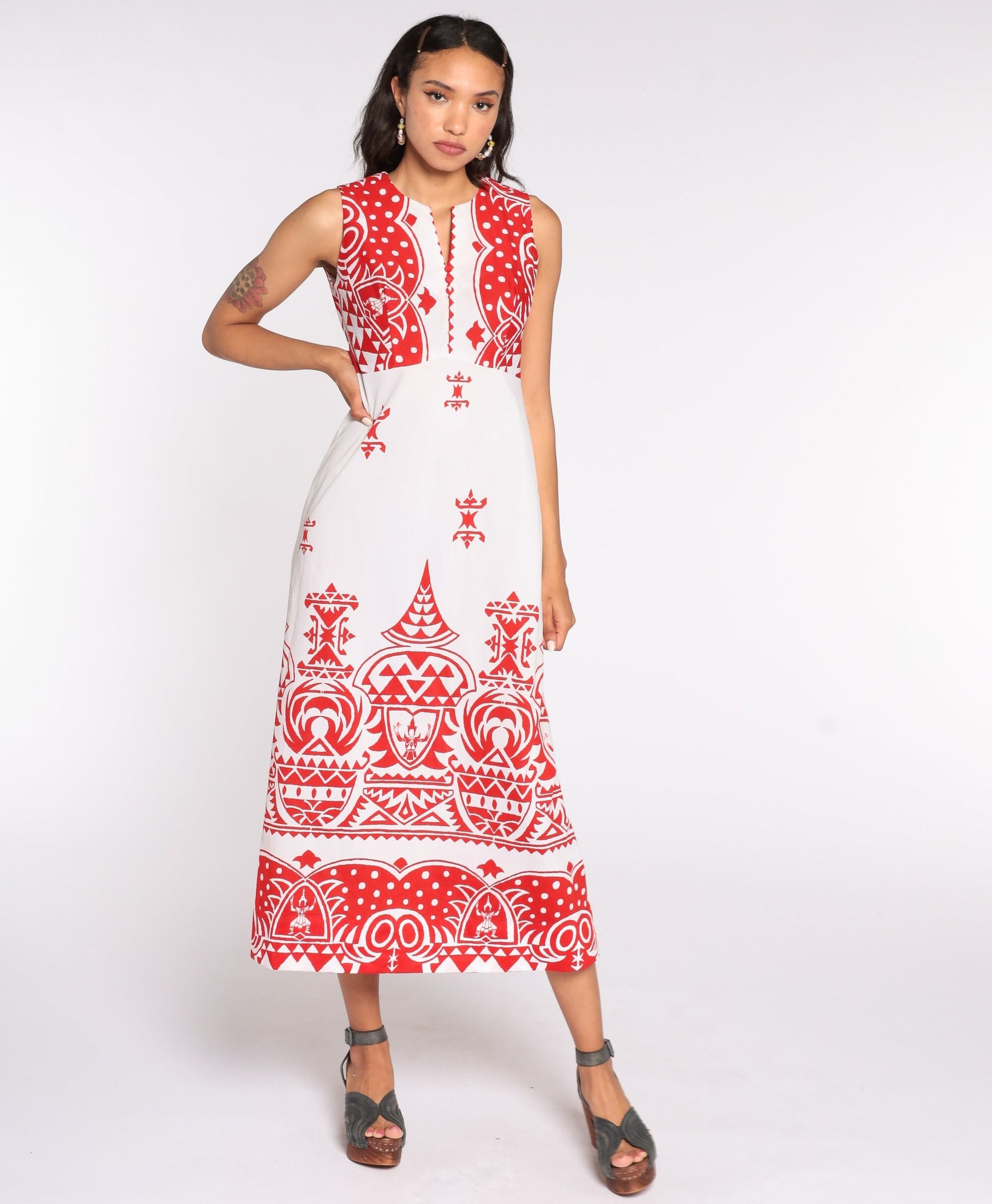70s Maxi Dress Hindu God Print V-Neck Empire Waist Sleeveless Red White Medium