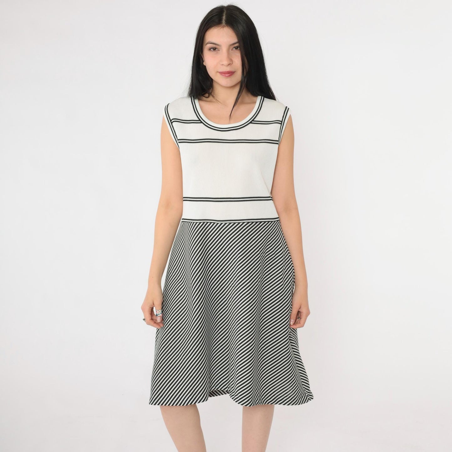 70s Mod Striped Shift Dress Black White Op Art Sleeveless Knee-Length Medium
