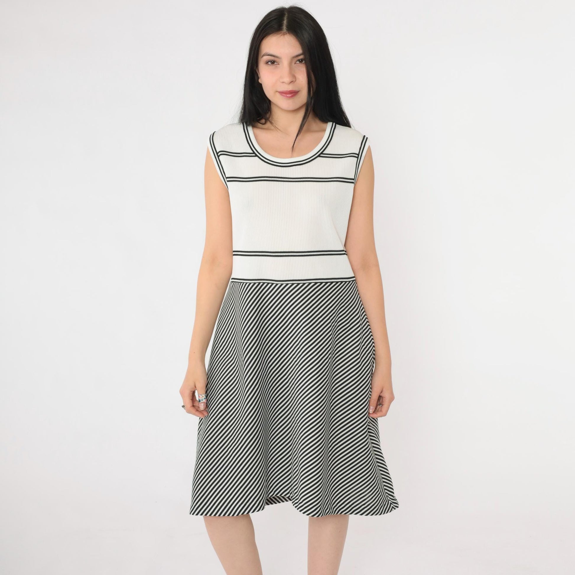 70s Mod Striped Shift Dress Black White Op Art Sleeveless Knee-Length Medium