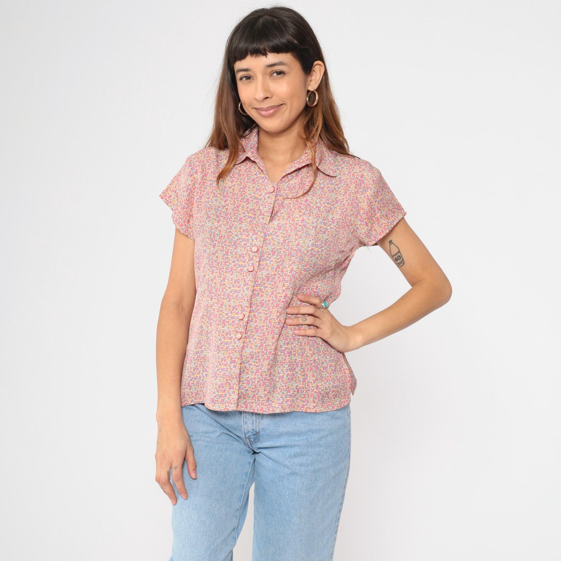 90s Geometric Pastel Pink Button Up Blouse Short Sleeve Collared Medium