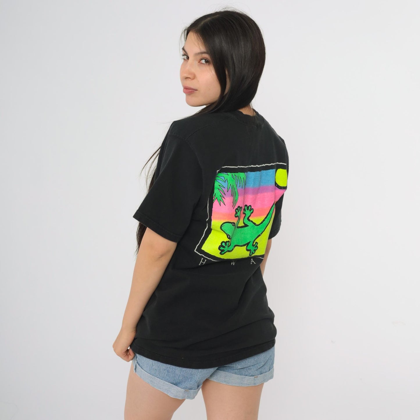 90s Hawaii Gecko Conservation T-Shirt Black Neon Sunset Graphic Medium