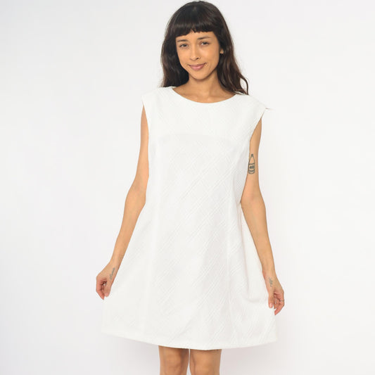 70s White Shift Dress Quilted Texture Sleeveless Knee-Length Crew Neck Medium M