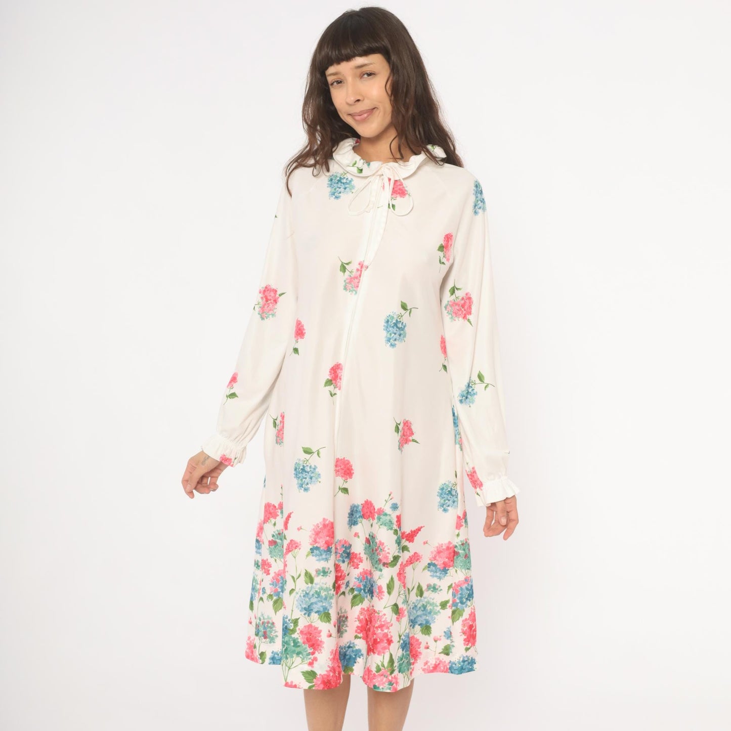70s Travel Lite Hydrangea Floral Housecoat Ivory Ruffle Tie Neck Medium