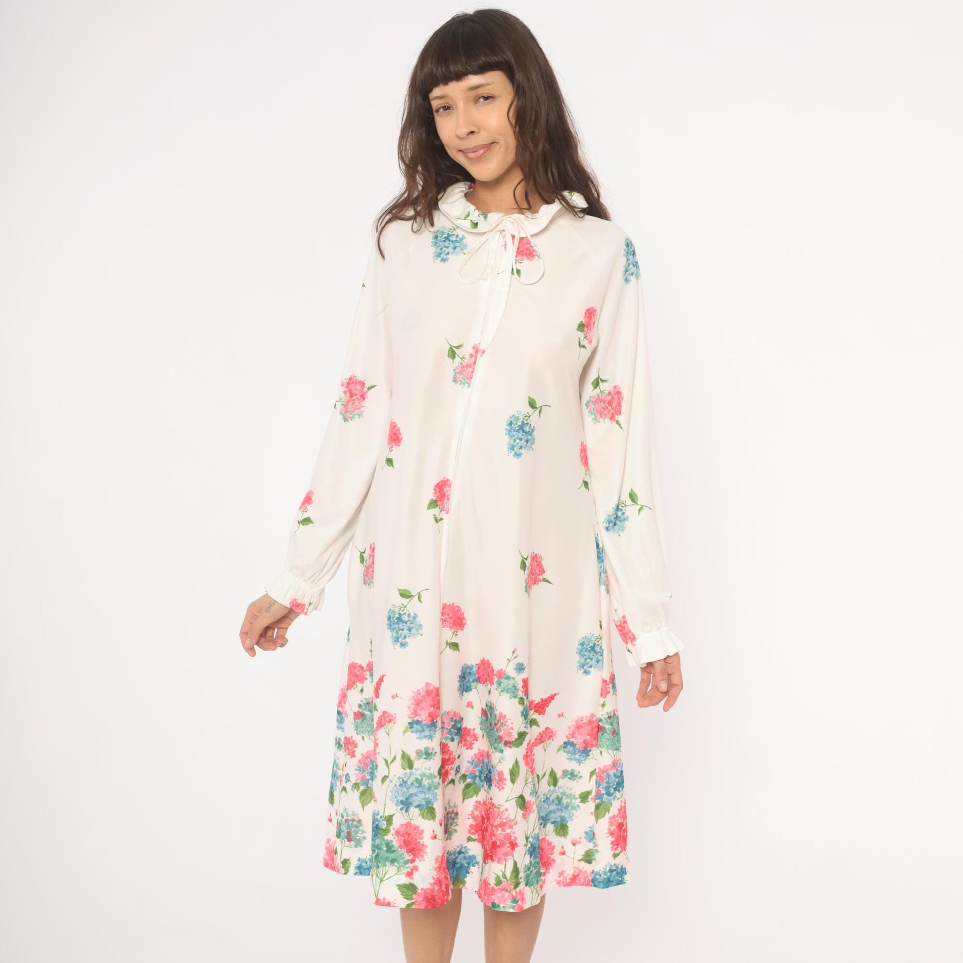 70s Travel Lite Hydrangea Floral Housecoat Ivory Ruffle Tie Neck Medium