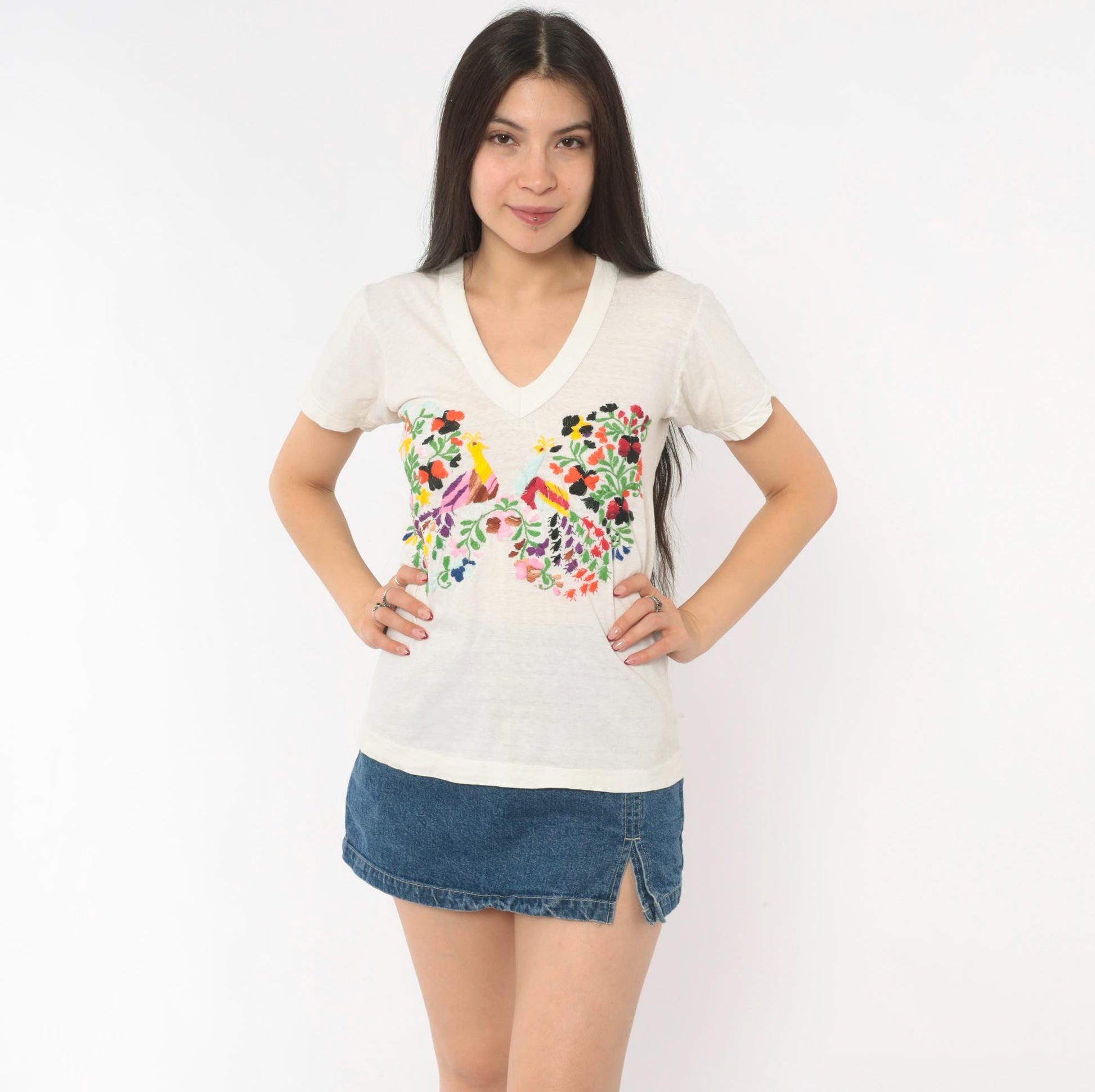 80s Embroidered Peacock Floral V-Neck Tee Cream Cotton Folk Art Small S