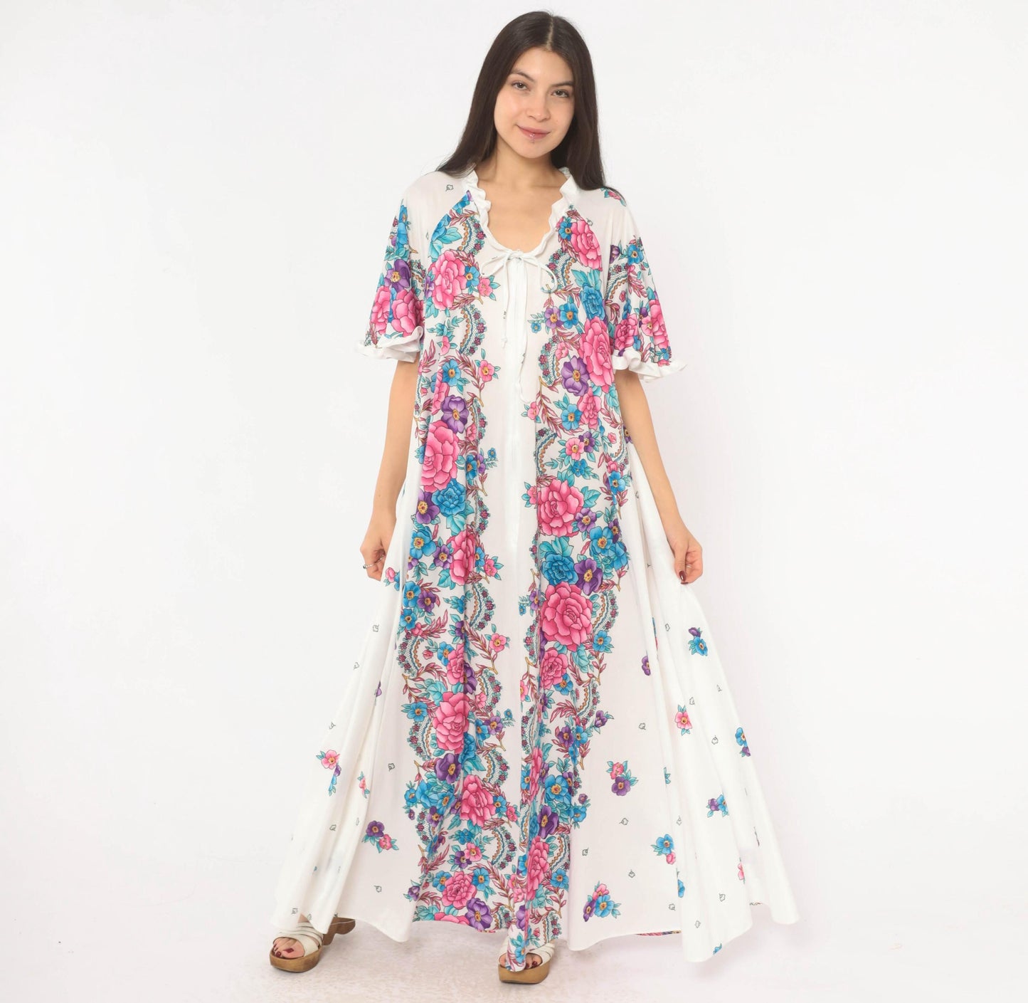 80s White Floral Maxi Housecoat Rose Print Ruffle Neckline Zip Robe Medium Large