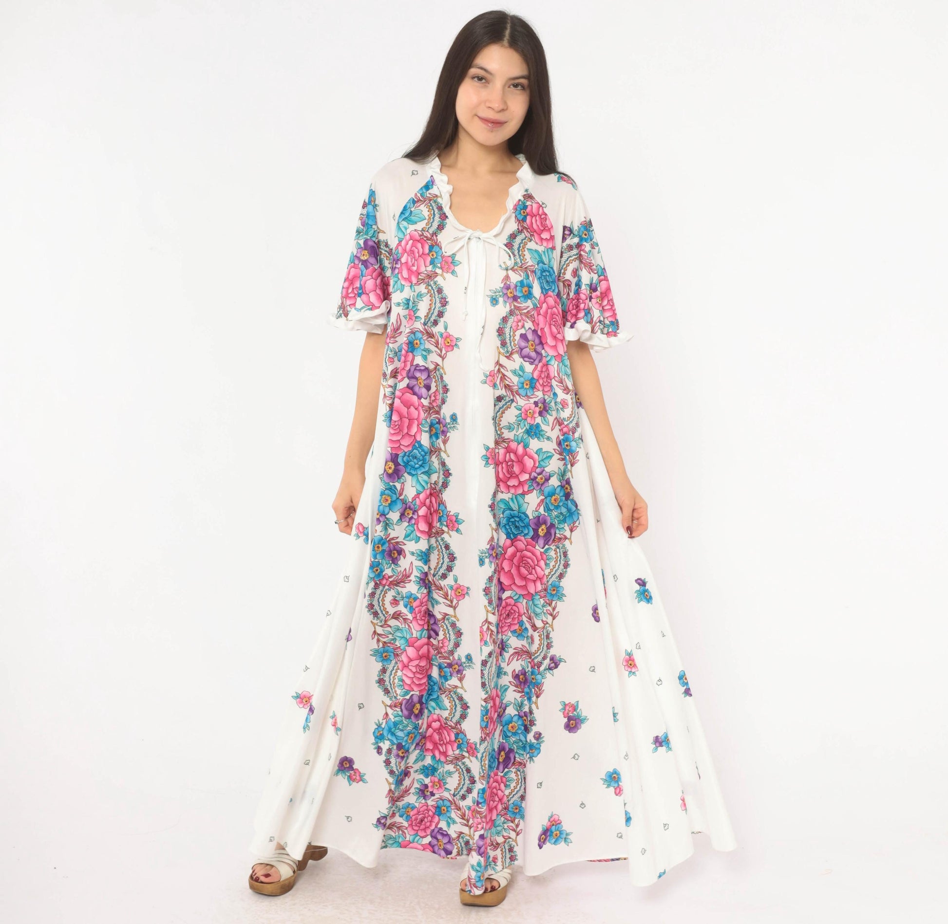 80s White Floral Maxi Housecoat Rose Print Ruffle Neckline Zip Robe Medium Large