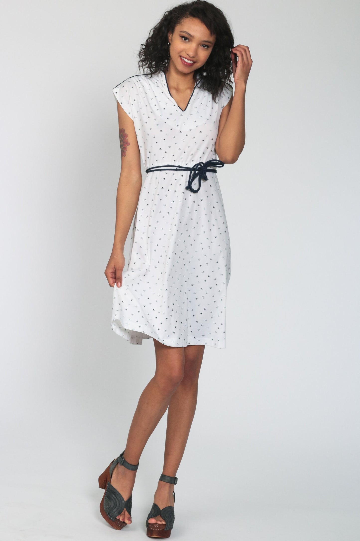 70s White Geometric Midi Dress Cap Sleeve V-Neck Elastic Waist Small