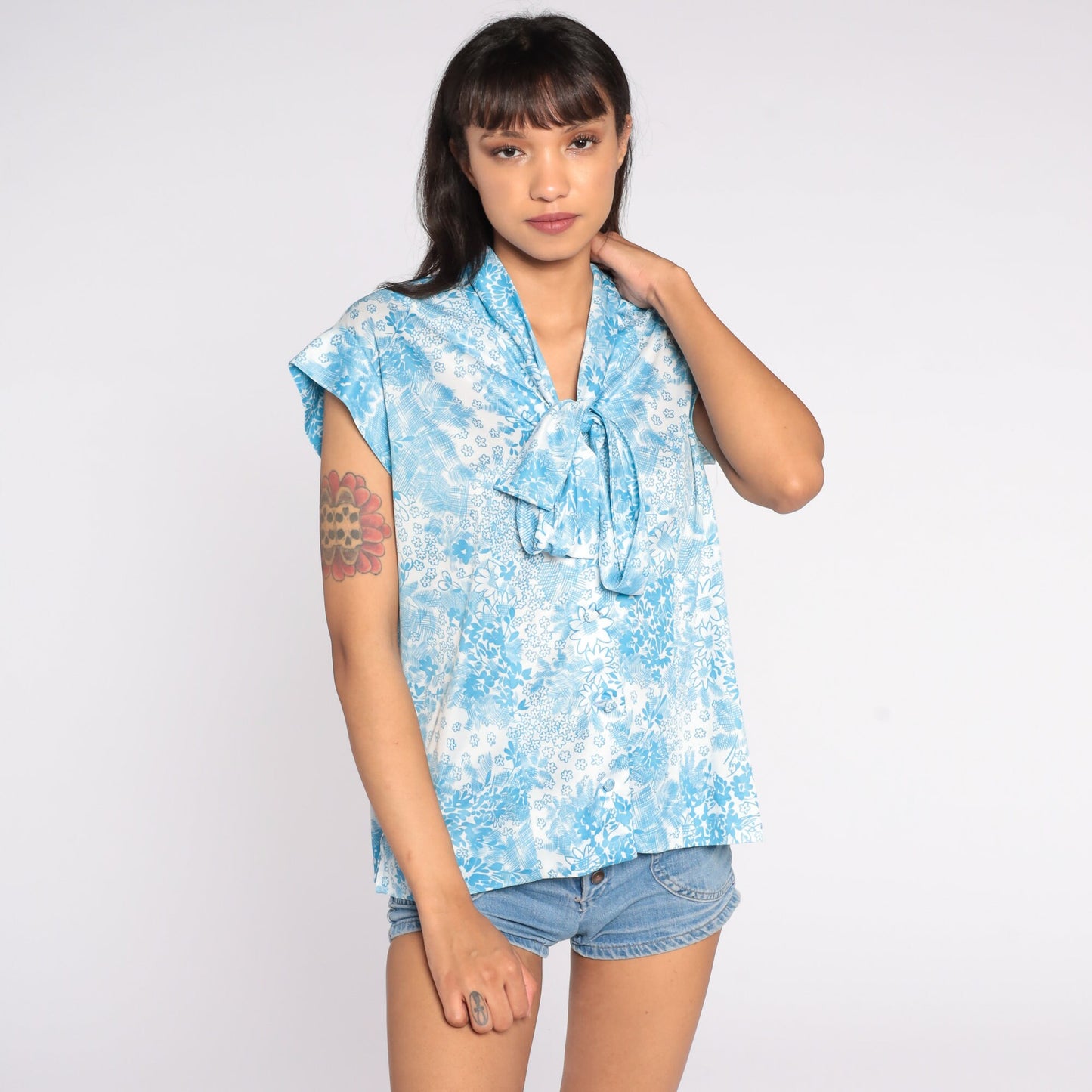 70s Floral Ascot Blouse White Blue Button-Up Short Sleeve Large L