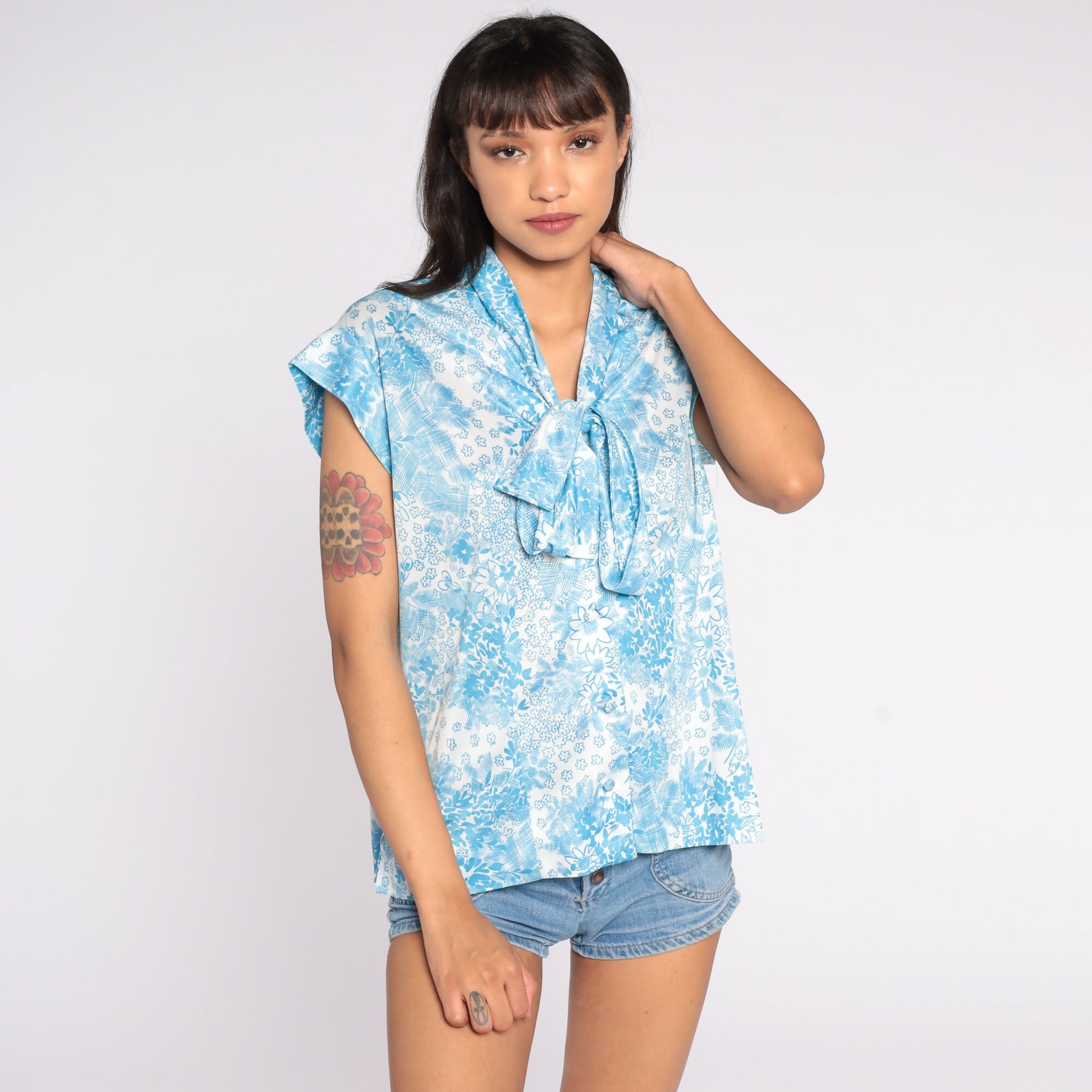 70s Floral Ascot Blouse White Blue Button-Up Short Sleeve Large L