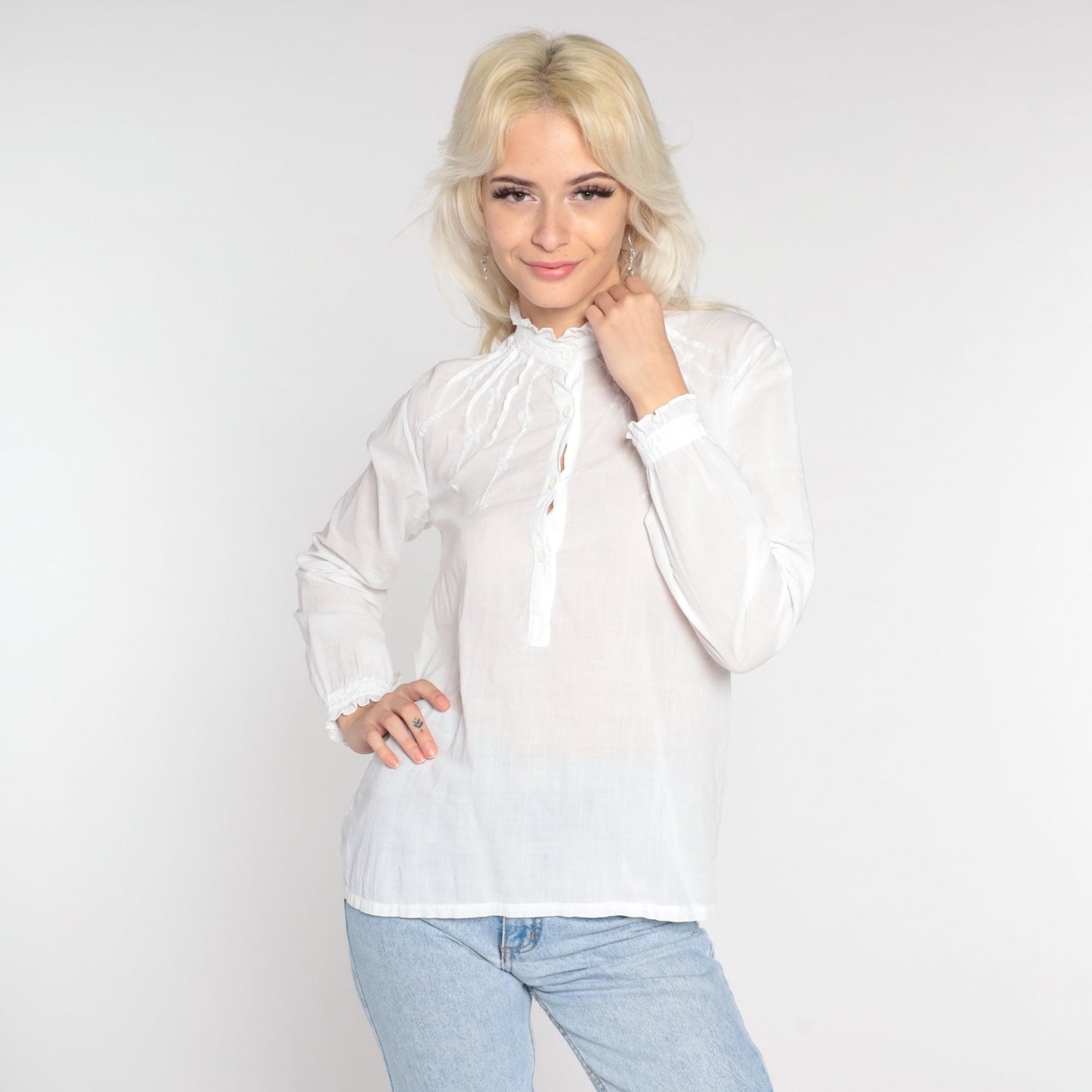 90s White Cotton Floral Embroidered Button-Up Blouse Long Sleeve Small