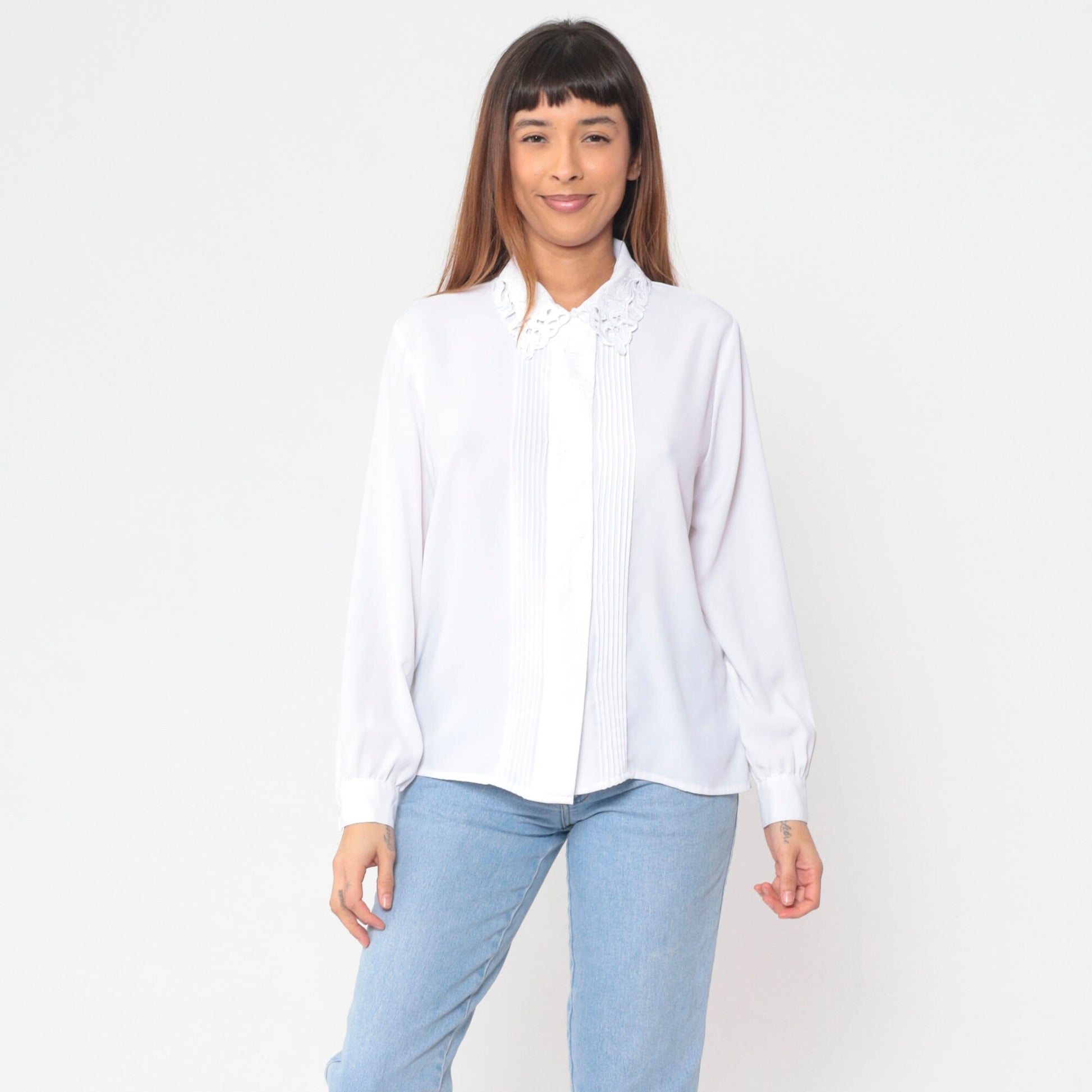 90s Karen Scott White Pleated Blouse Floral Embroidered Cutout Collar Small