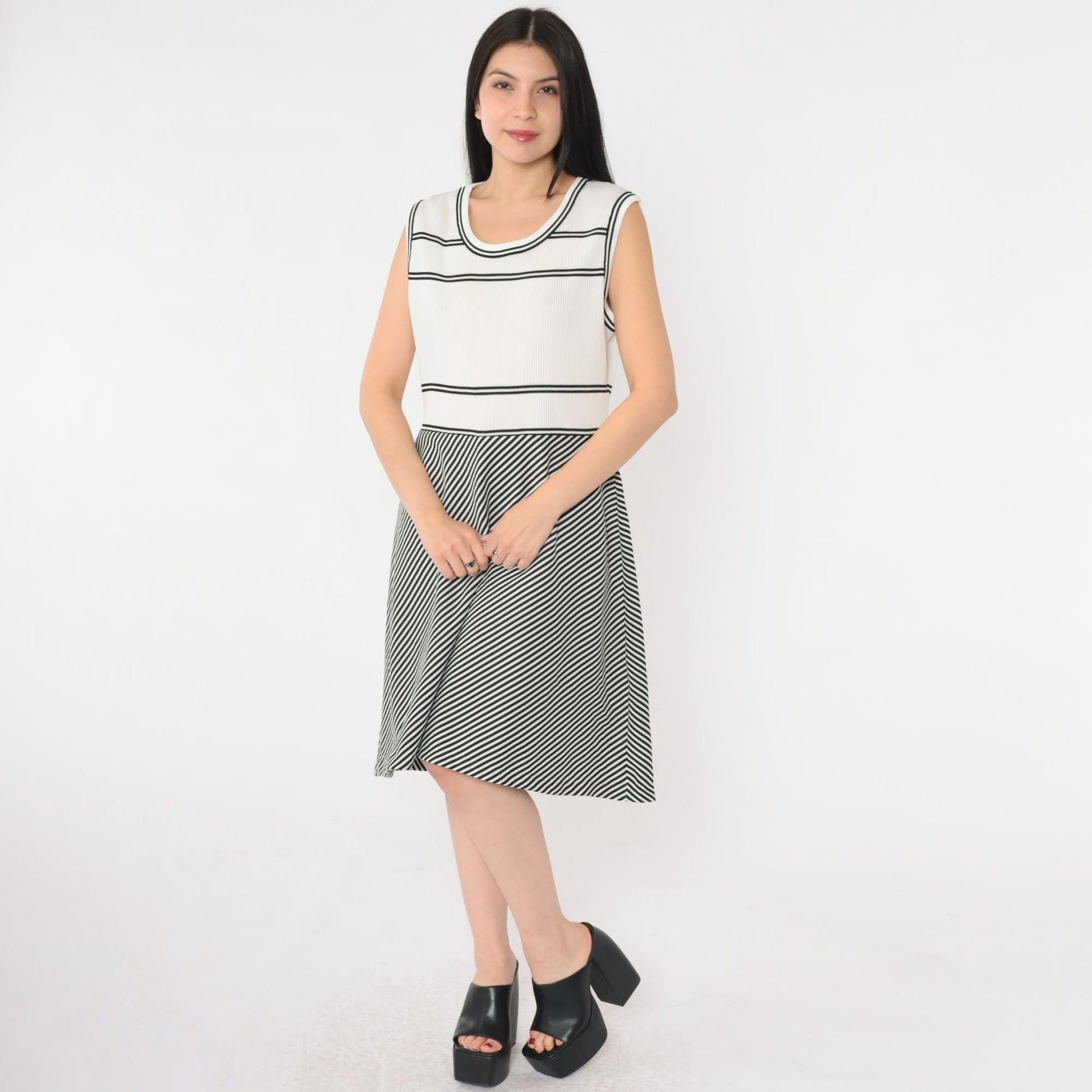 70s Mod Striped Shift Dress Black White Op Art Sleeveless Knee-Length Medium