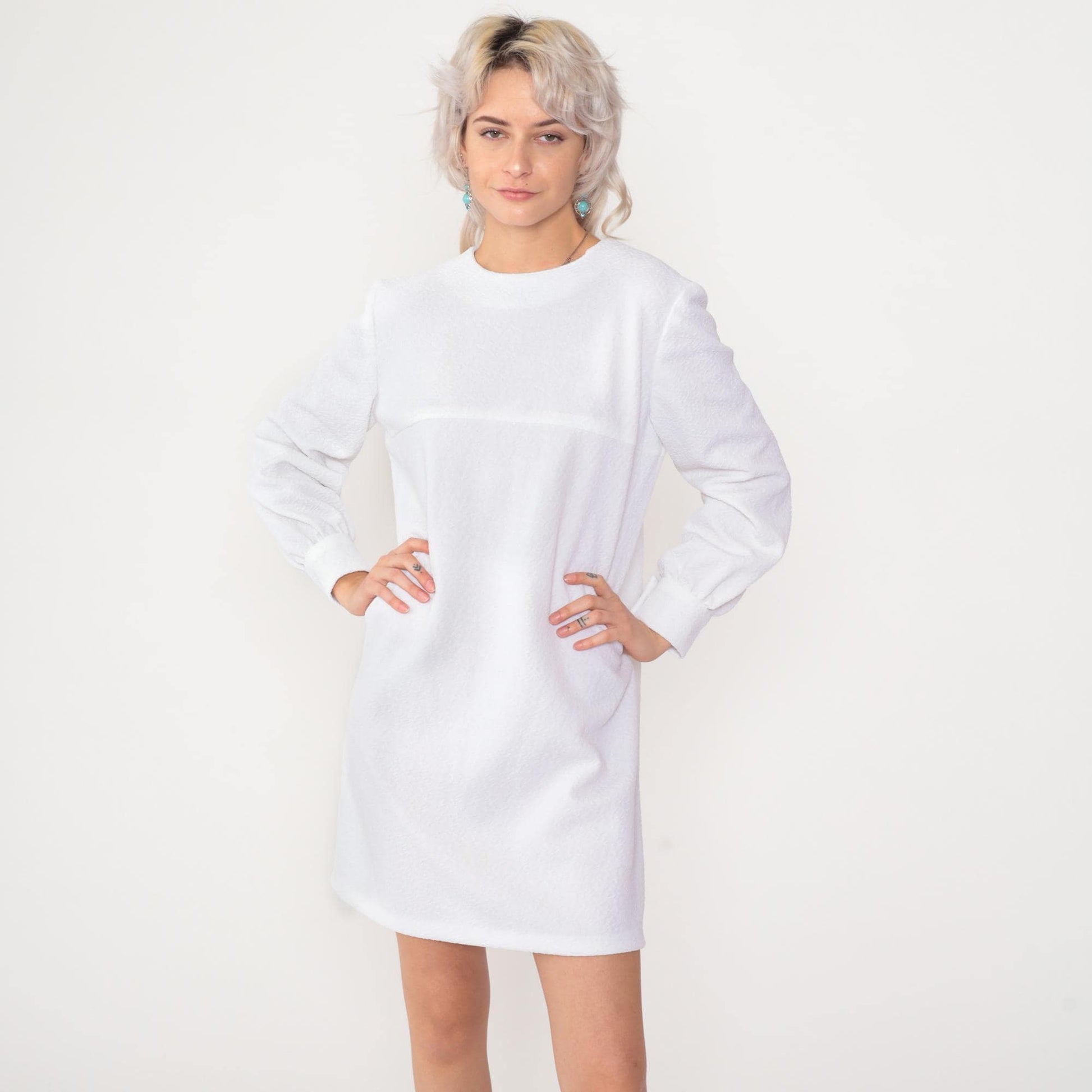 1960s White Mod Shift Mini Dress Long Sleeve Twiggy Medium M