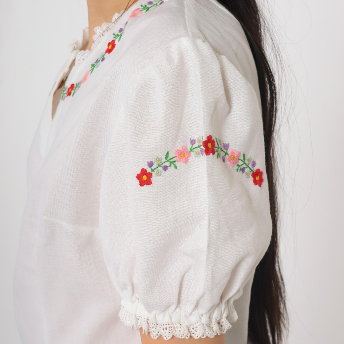 70s Hungarian Peasant Blouse White Cotton Puff Sleeve Floral Embroidery Medium