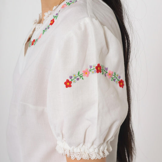 70s Hungarian Peasant Blouse White Cotton Puff Sleeve Floral Embroidery Medium
