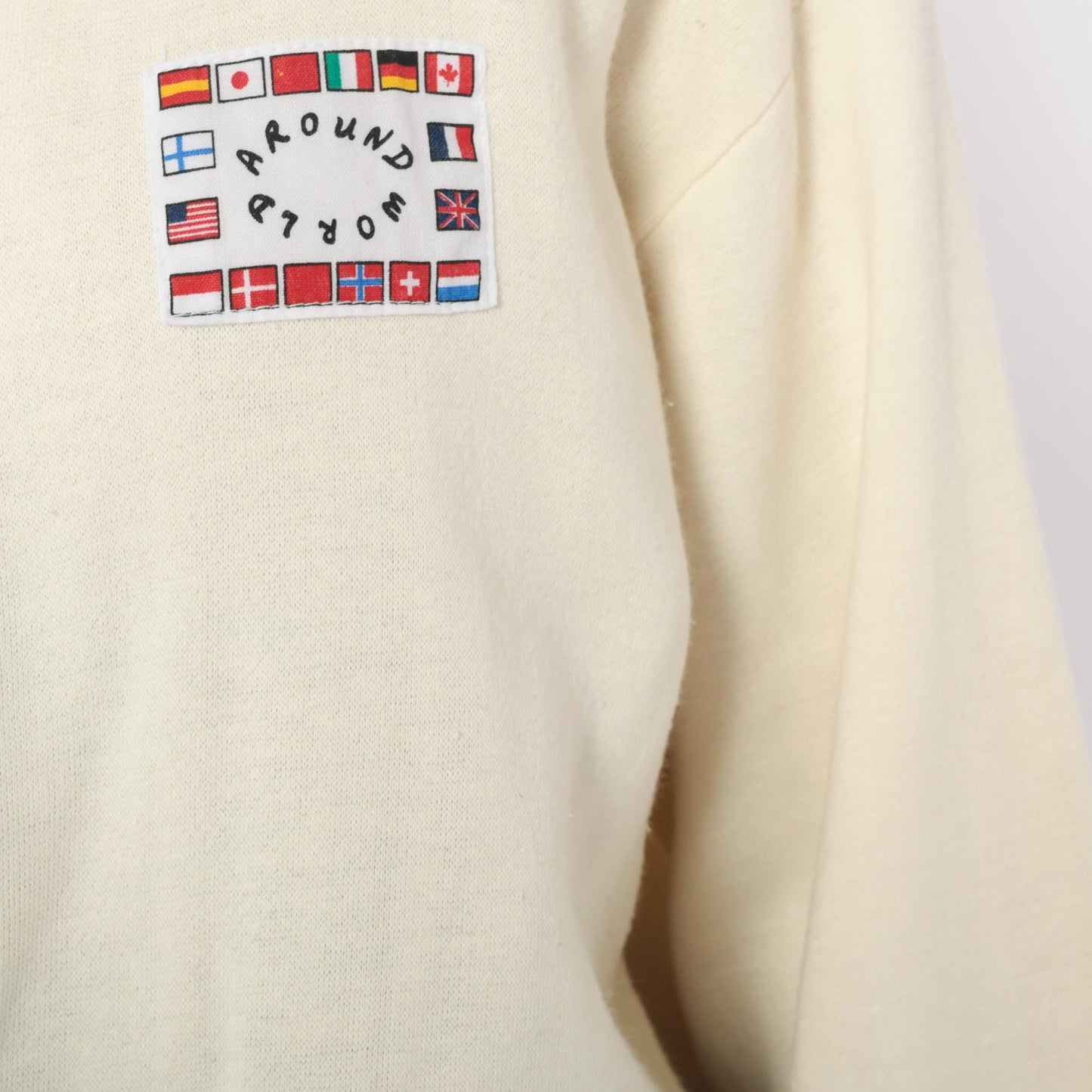 90s Wye Oaks Cream Striped Crewneck Sweatshirt International Flags Patch Medium M