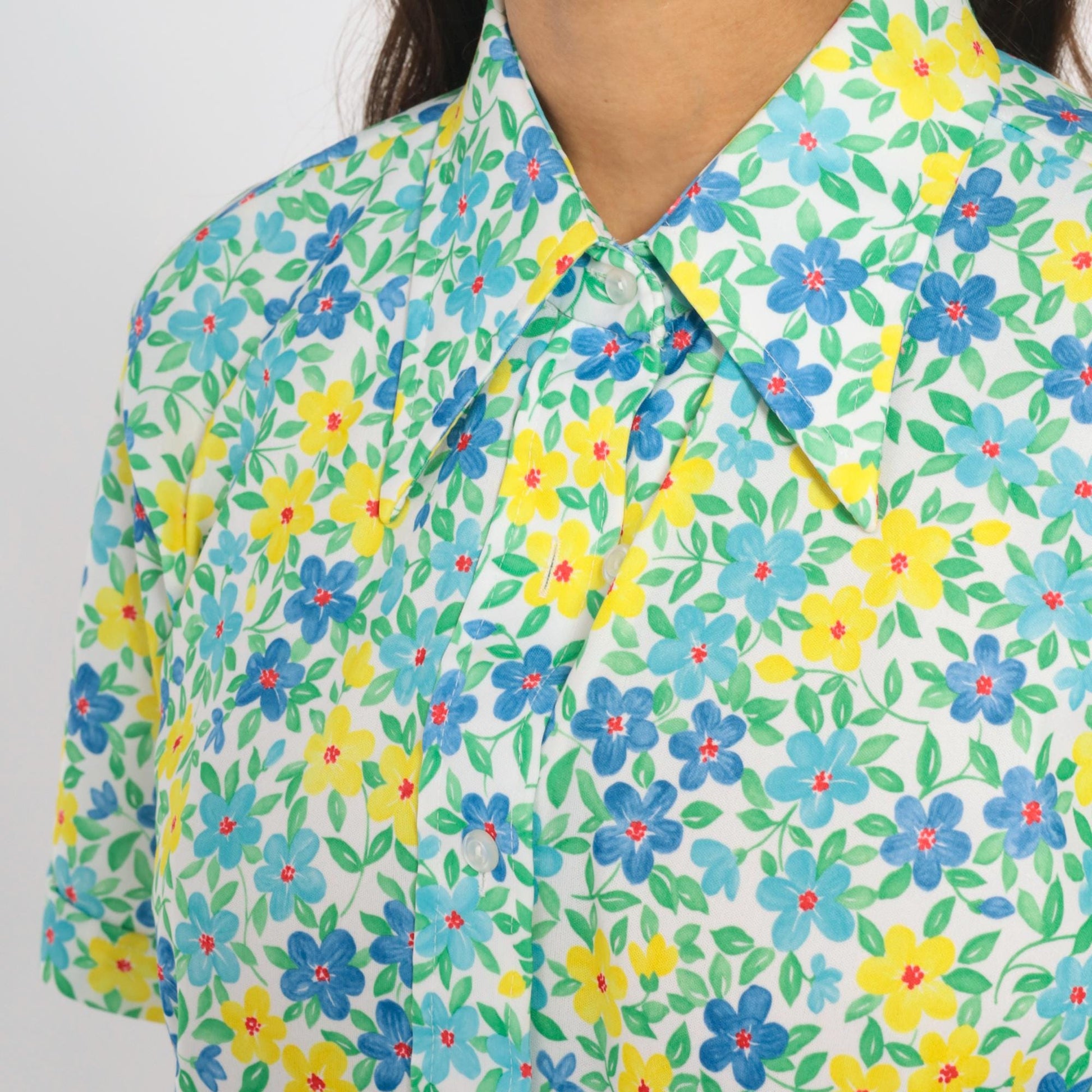 70s Floral Blouse White Yellow Blue Flowers Short Sleeve Pointed Collar Large L
