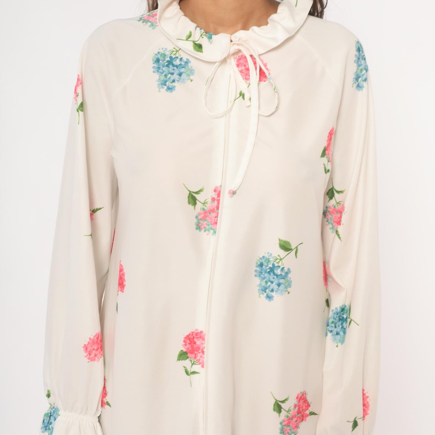 70s Travel Lite Hydrangea Floral Housecoat Ivory Ruffle Tie Neck Medium