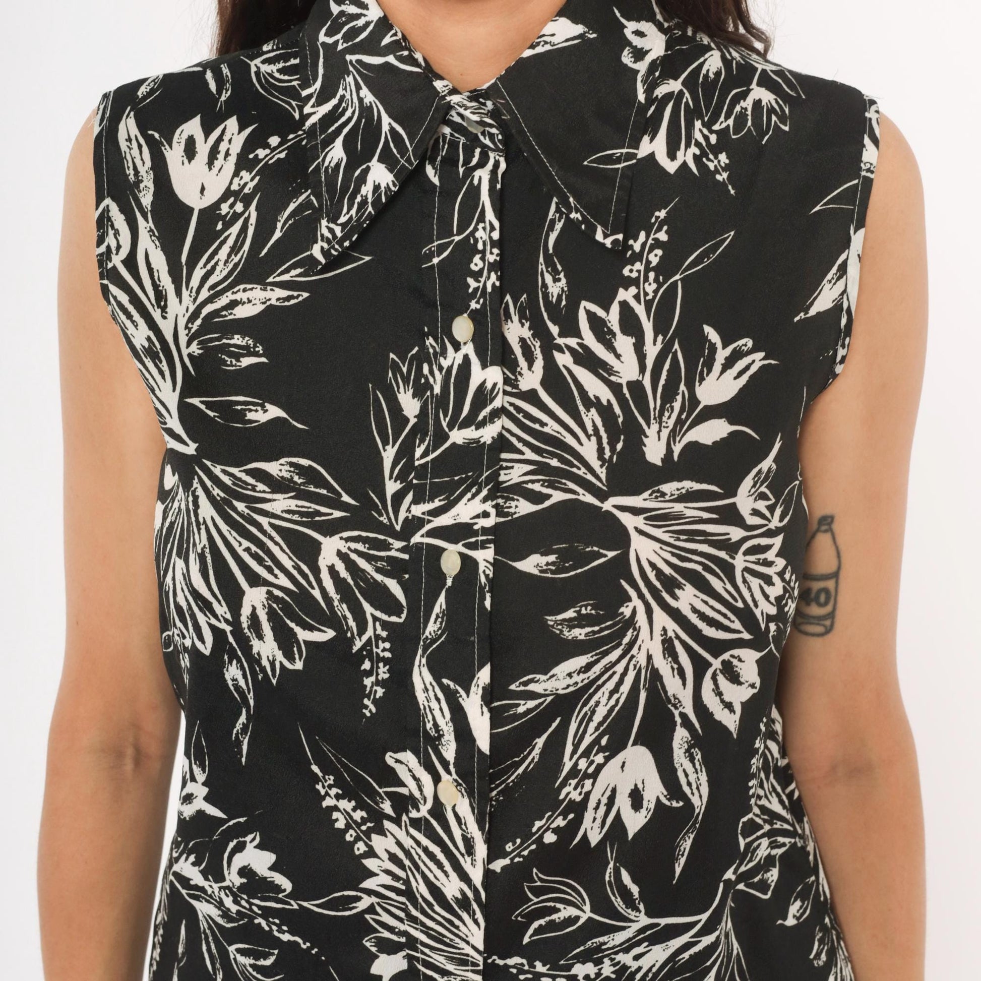 70s Black White Botanical Sleeveless Blouse Pointed Collar Tunic Medium