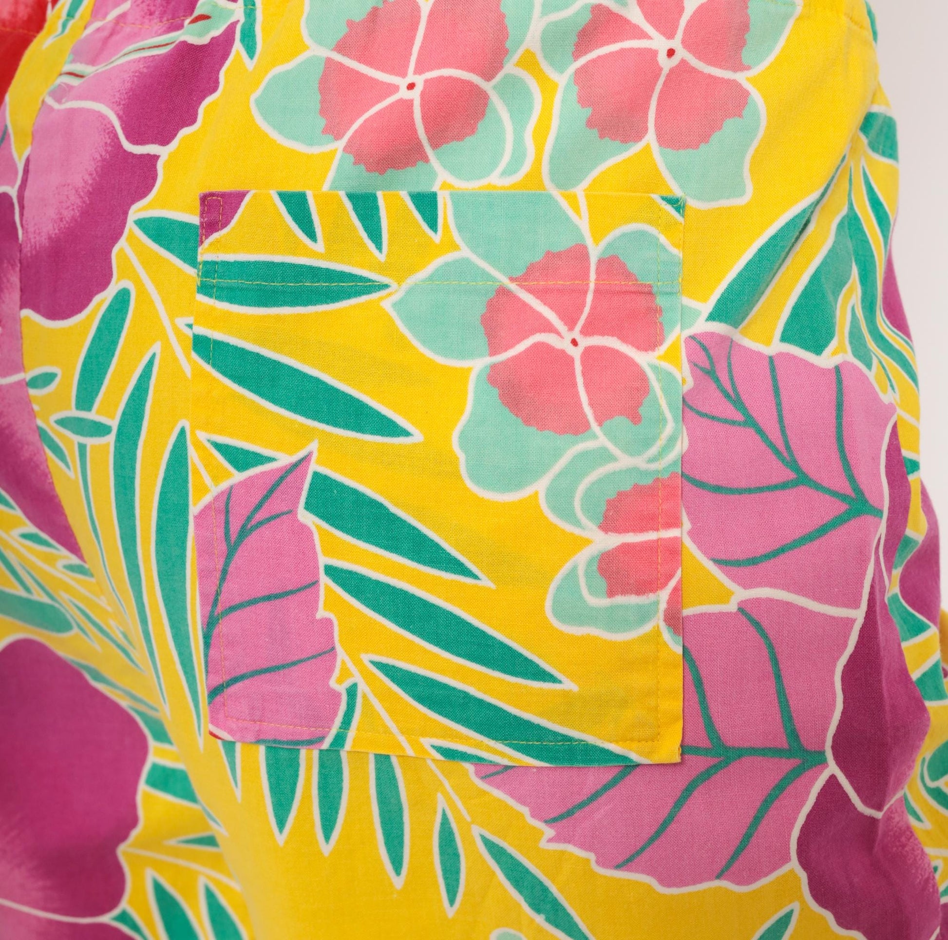 90s Beach Scene Hawaiian Board Shorts Yellow Tropical Floral Cotton Medium