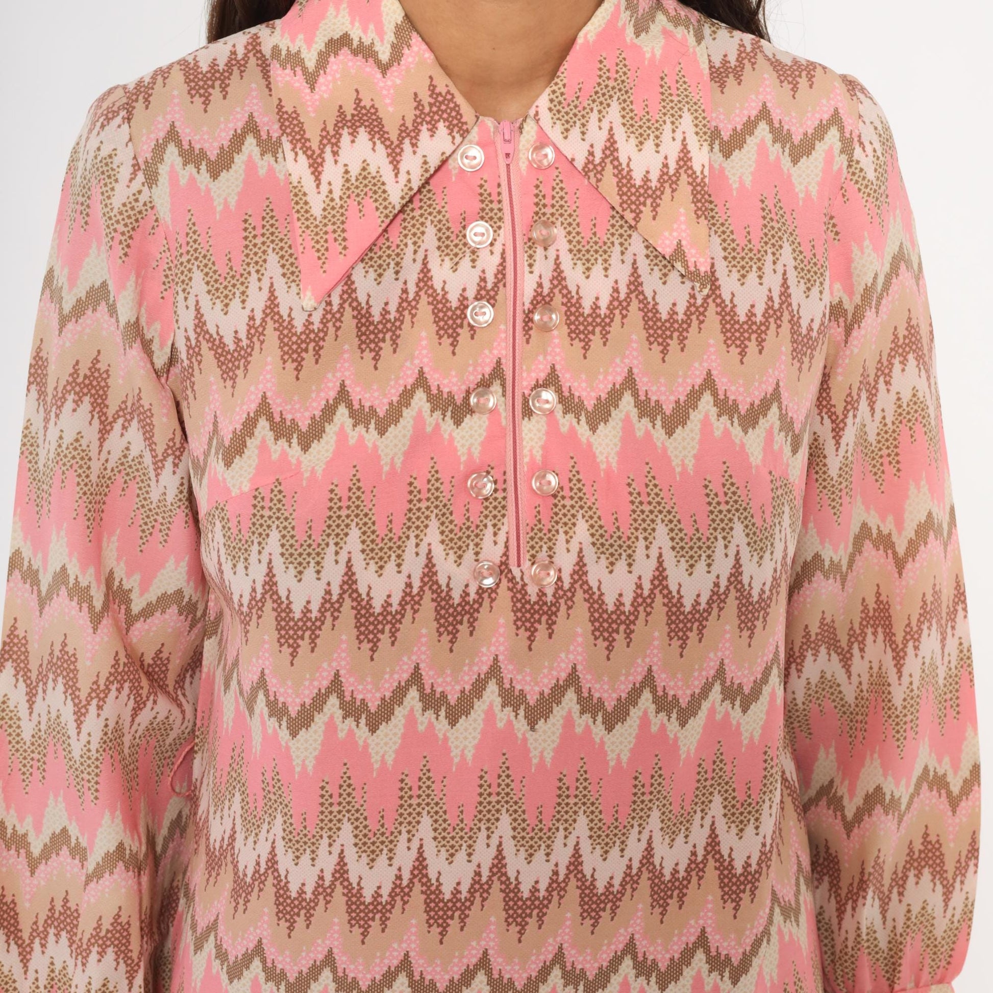 1970s Pink Tan Chevron Mini Dress Shift Pointed Collar Long Sleeve Extra Small XS