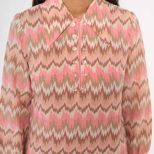 1970s Pink Tan Chevron Mini Dress Shift Pointed Collar Long Sleeve Extra Small XS