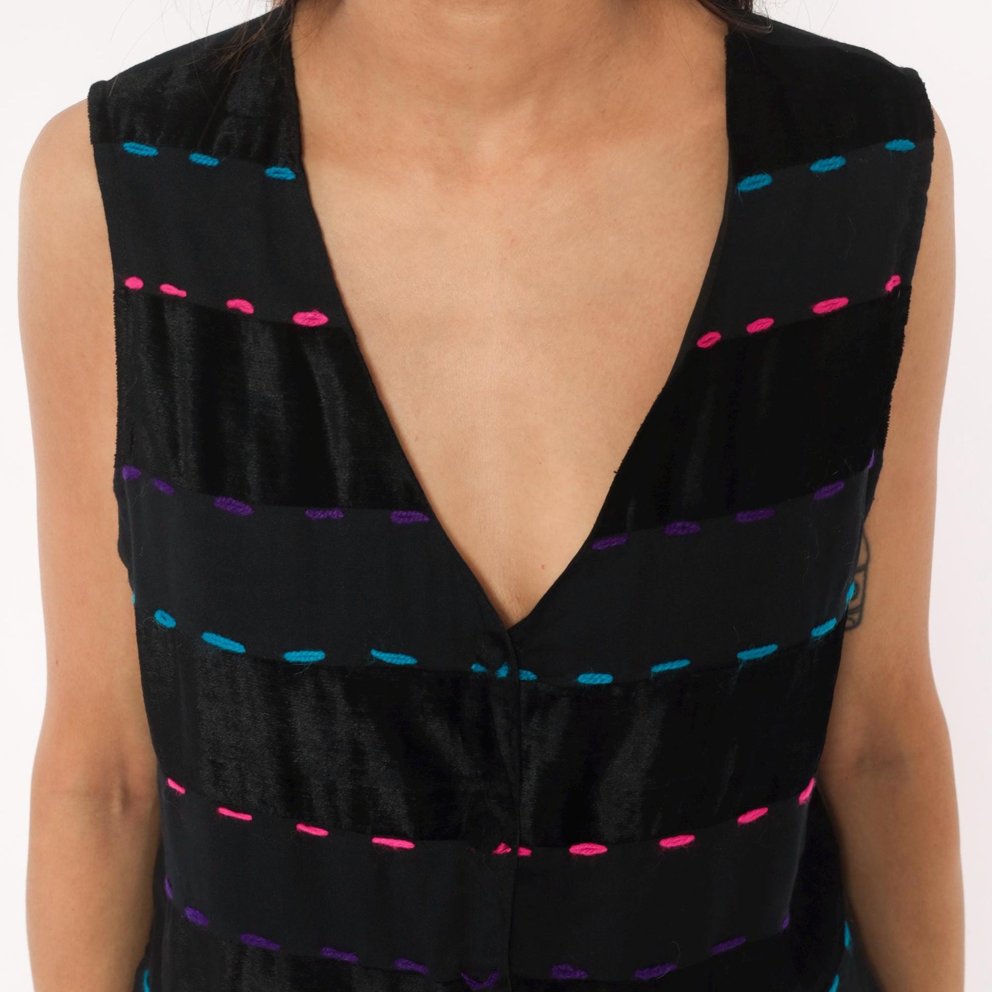 90s Willow Ridge Black Sleeveless Blouse Velvet Embroidered V Neck Small Petite