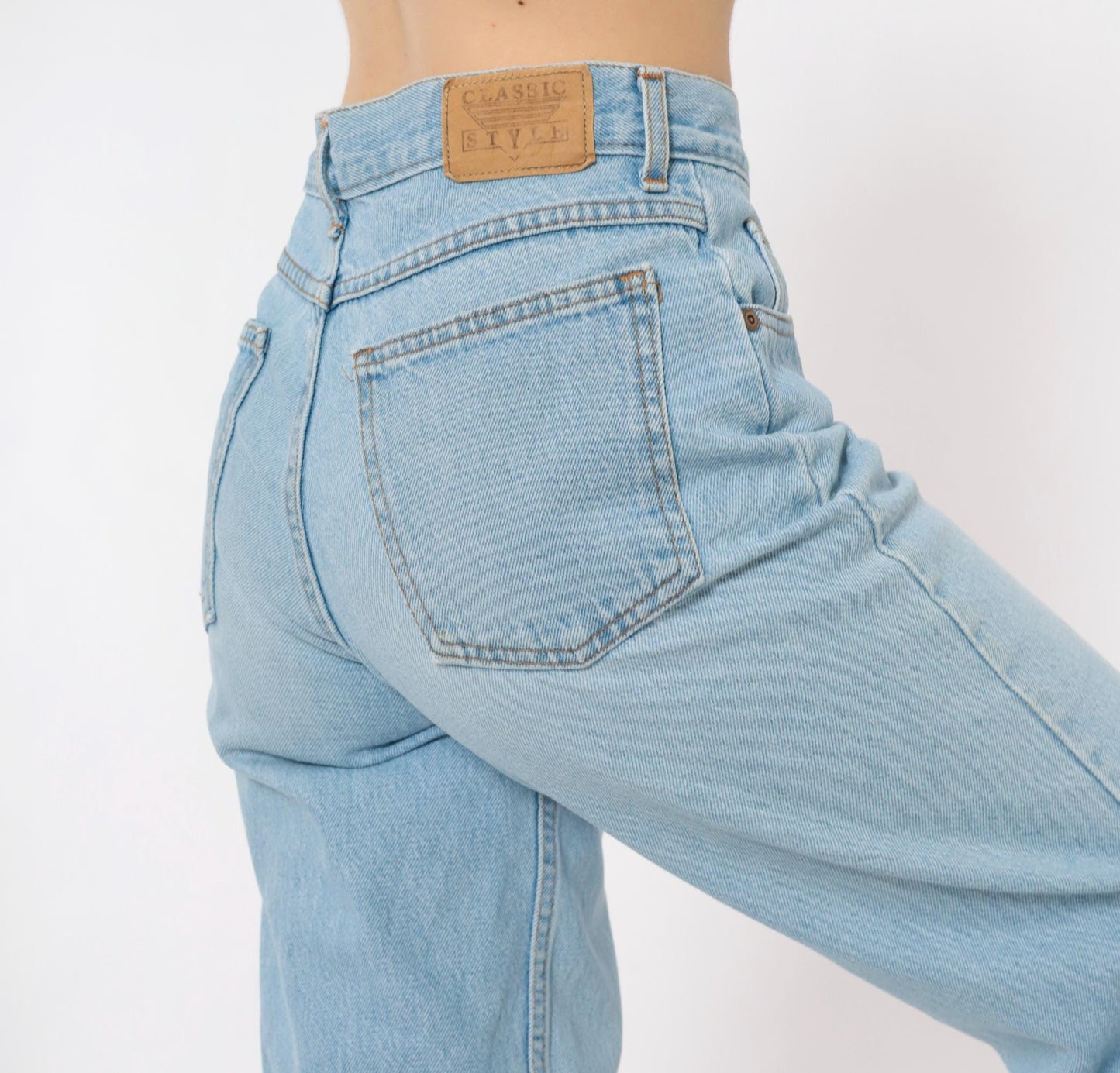 90s Classic Style High Waist Straight Leg Jeans Light Wash Distressed Knee Small