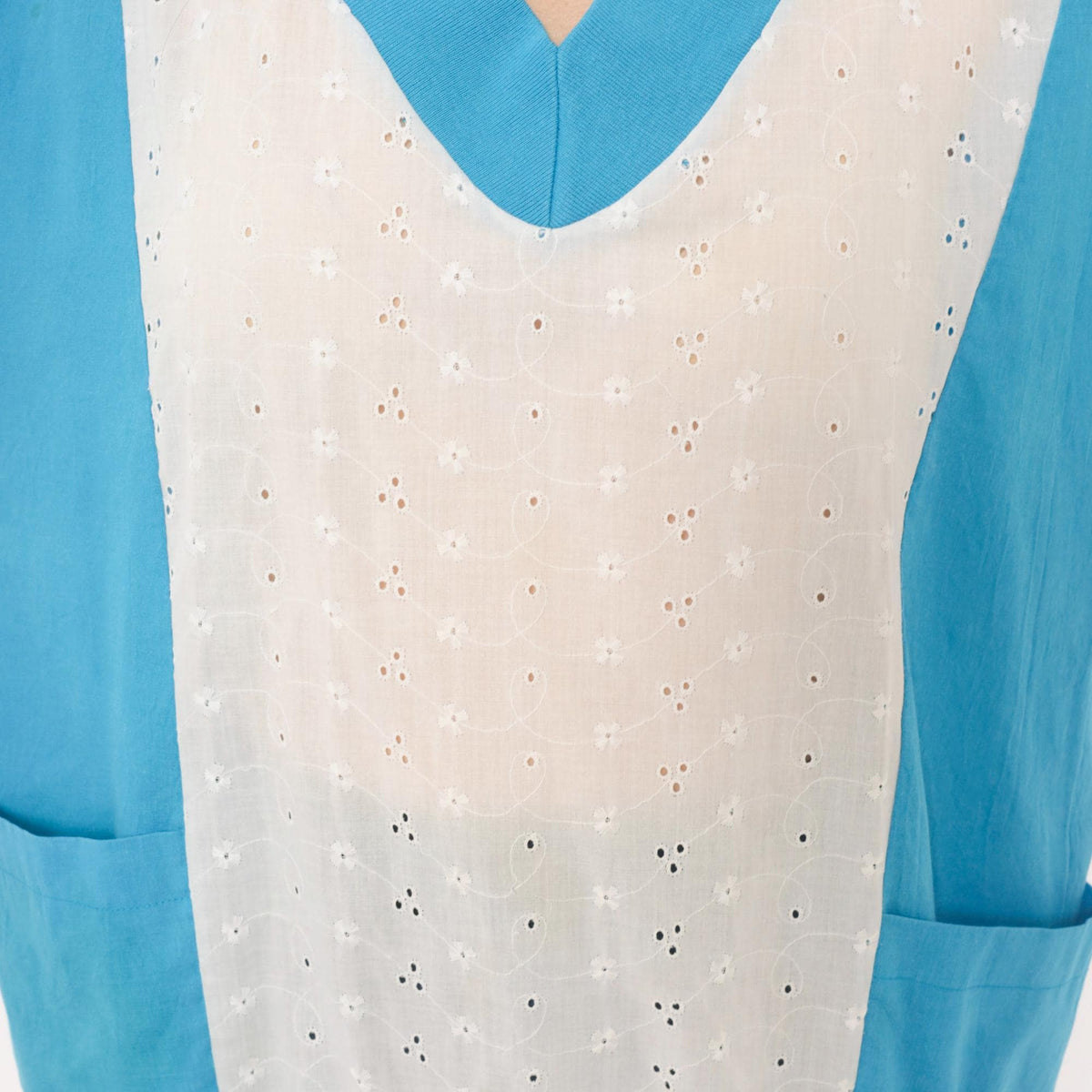80s Tiger Blue White Eyelet Cutwork V-Neck Blouse Patch Pockets Medium