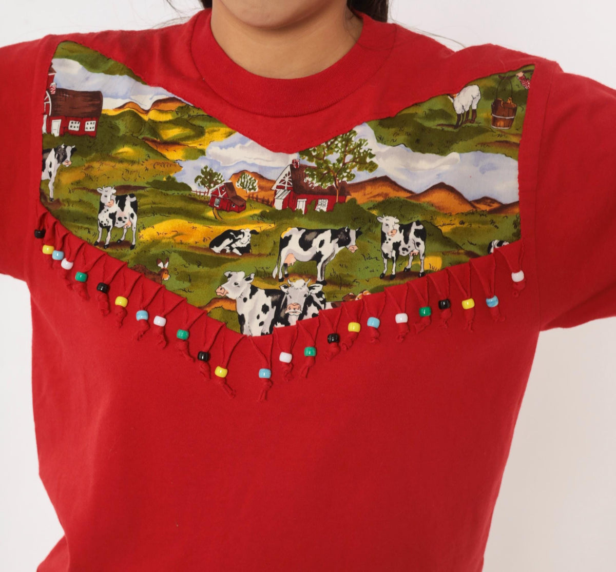 90s Jerzees Cow Print Red Cotton Tee Farm Scene Beaded Yoke Medium M