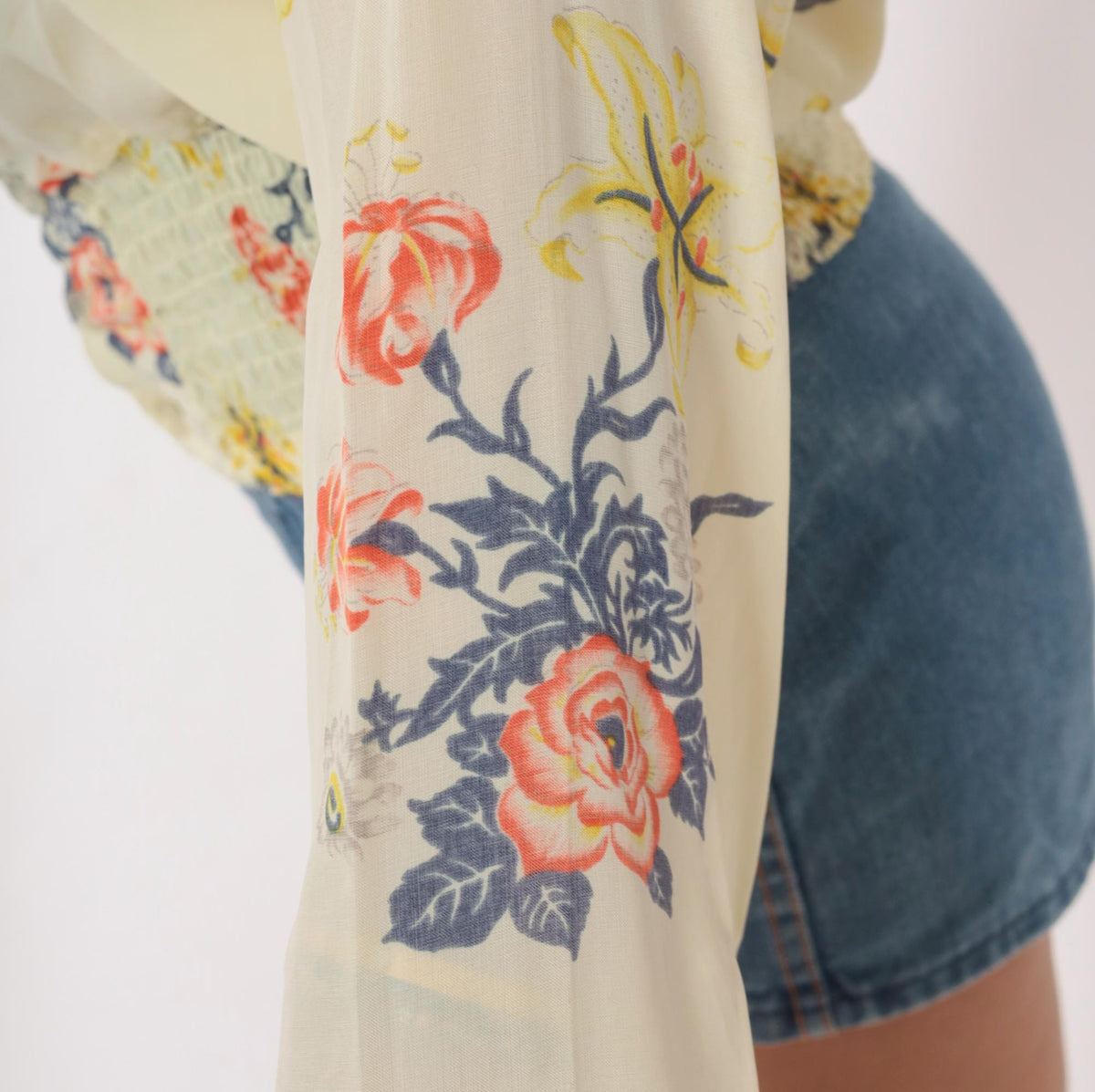 70s Cream Floral Blouse Pointed Collar Button Front Smocked Waist Medium